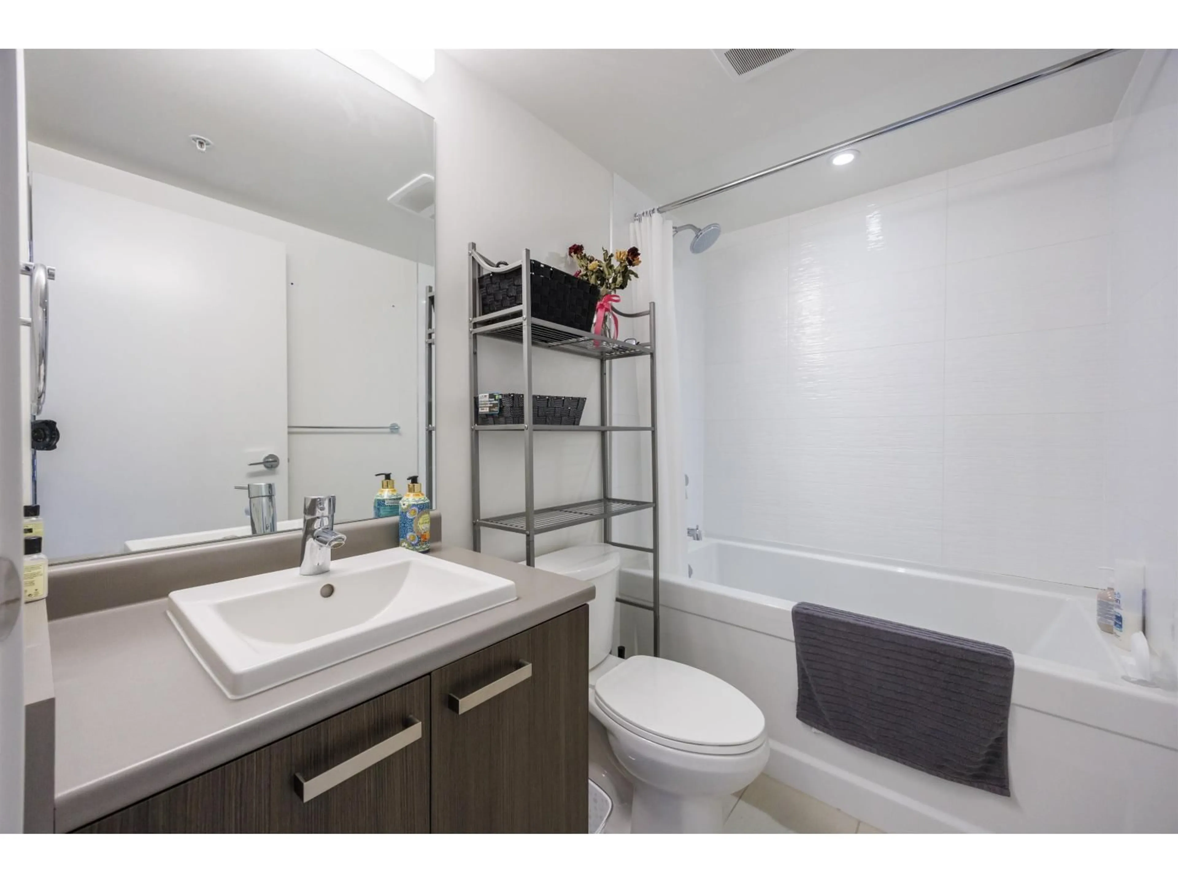 Standard bathroom, unknown for 3708 - 13325 102A AVENUE, Surrey British Columbia V3T0J5