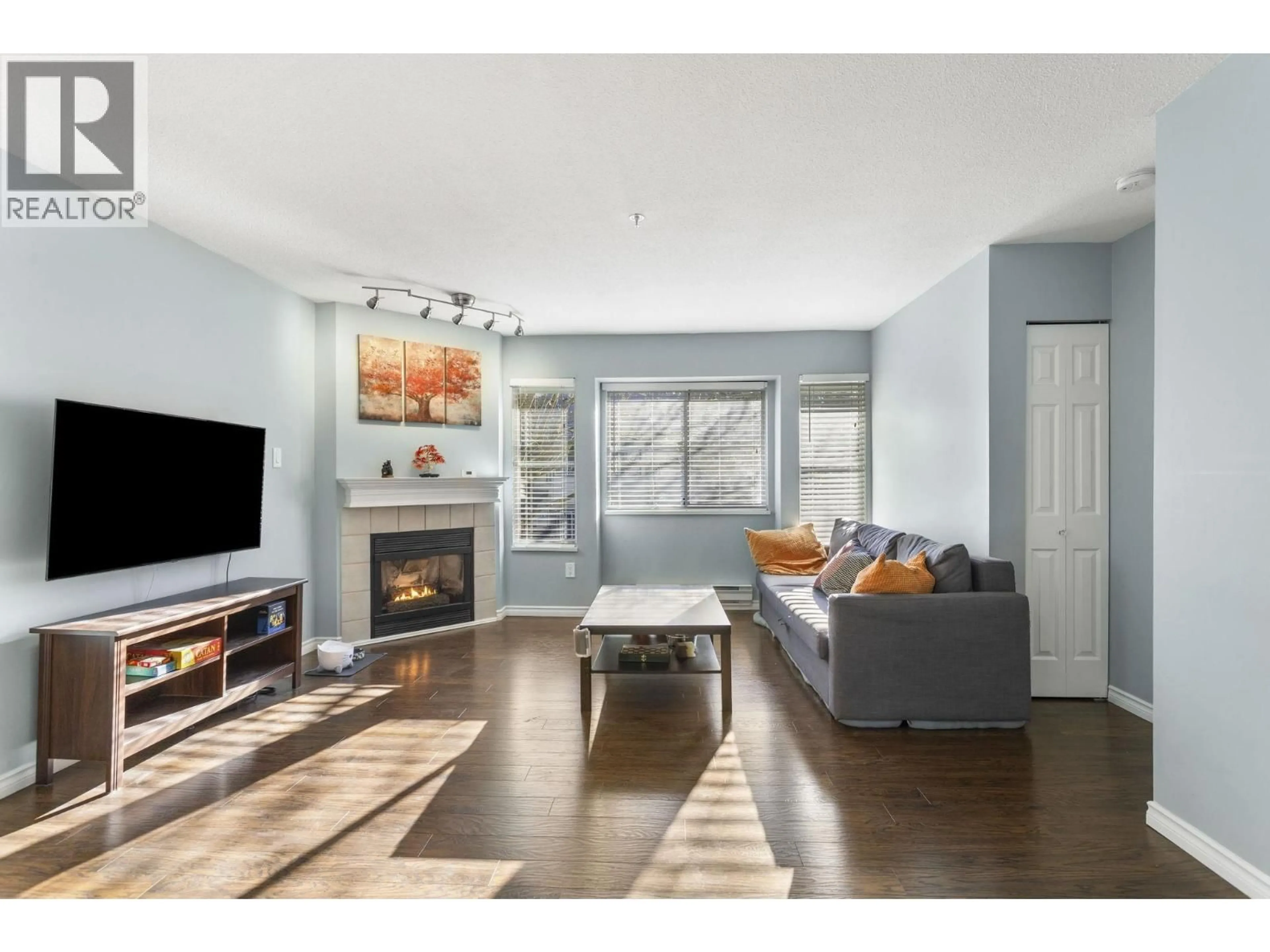 Living room with furniture, wood/laminate floor for 52 - 19034 MCMYN ROAD, Pitt Meadows British Columbia V3Y2N8