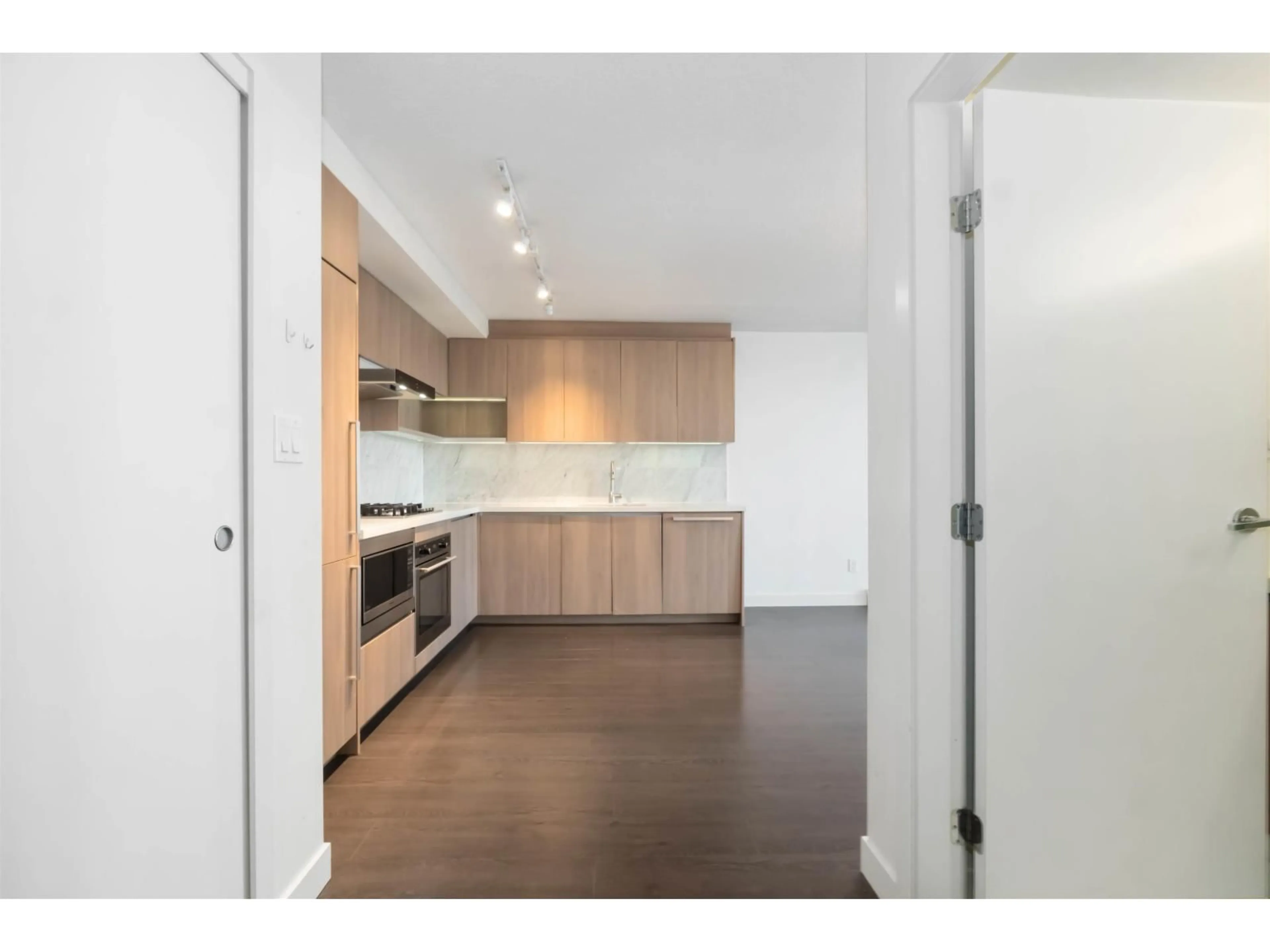 Standard kitchen, wood/laminate floor for 3301 - 13750 100 AVENUE, Surrey British Columbia V3T0L3