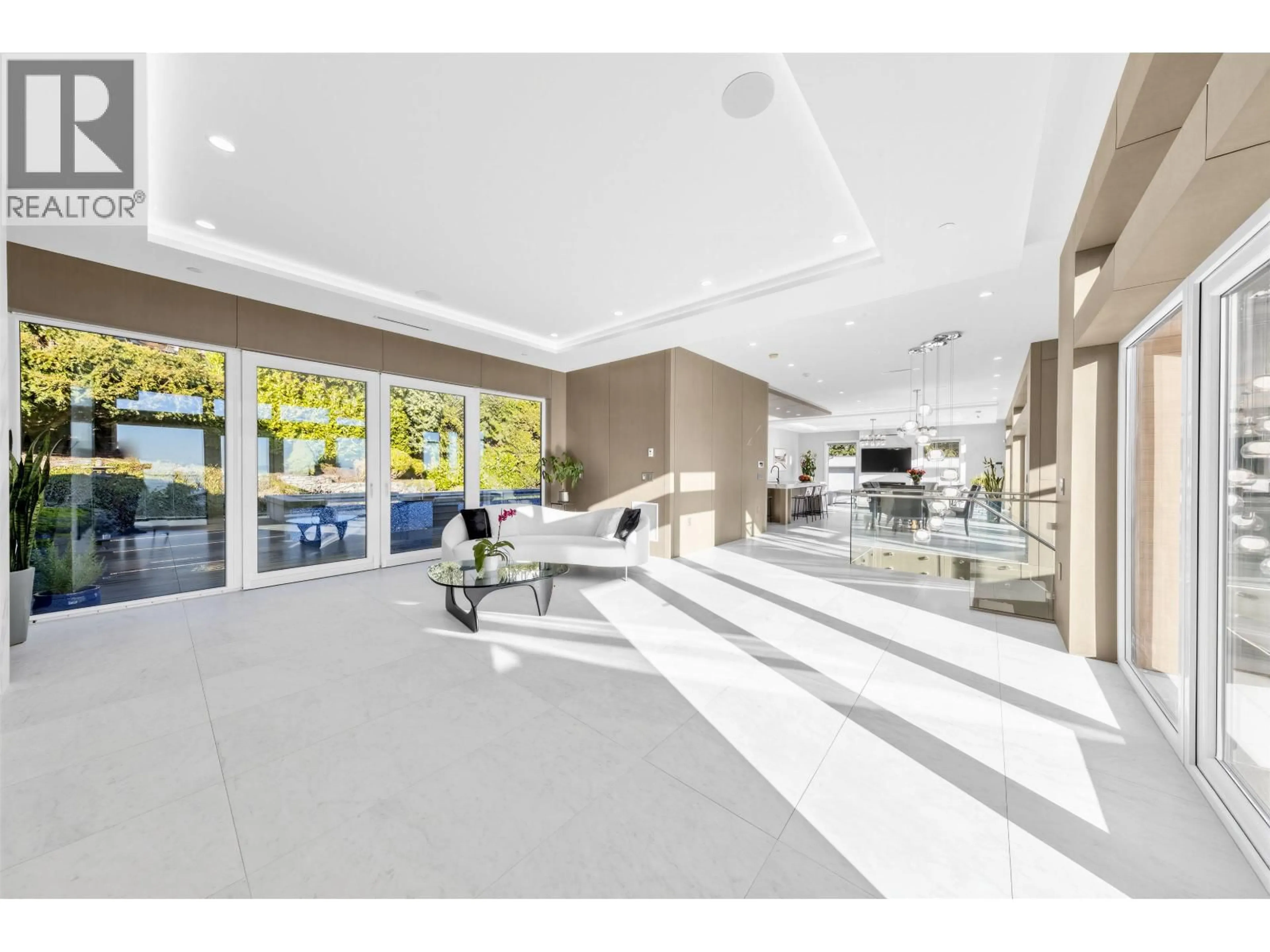 Indoor foyer for 515 BALLANTREE ROAD, West Vancouver British Columbia V7S1V9