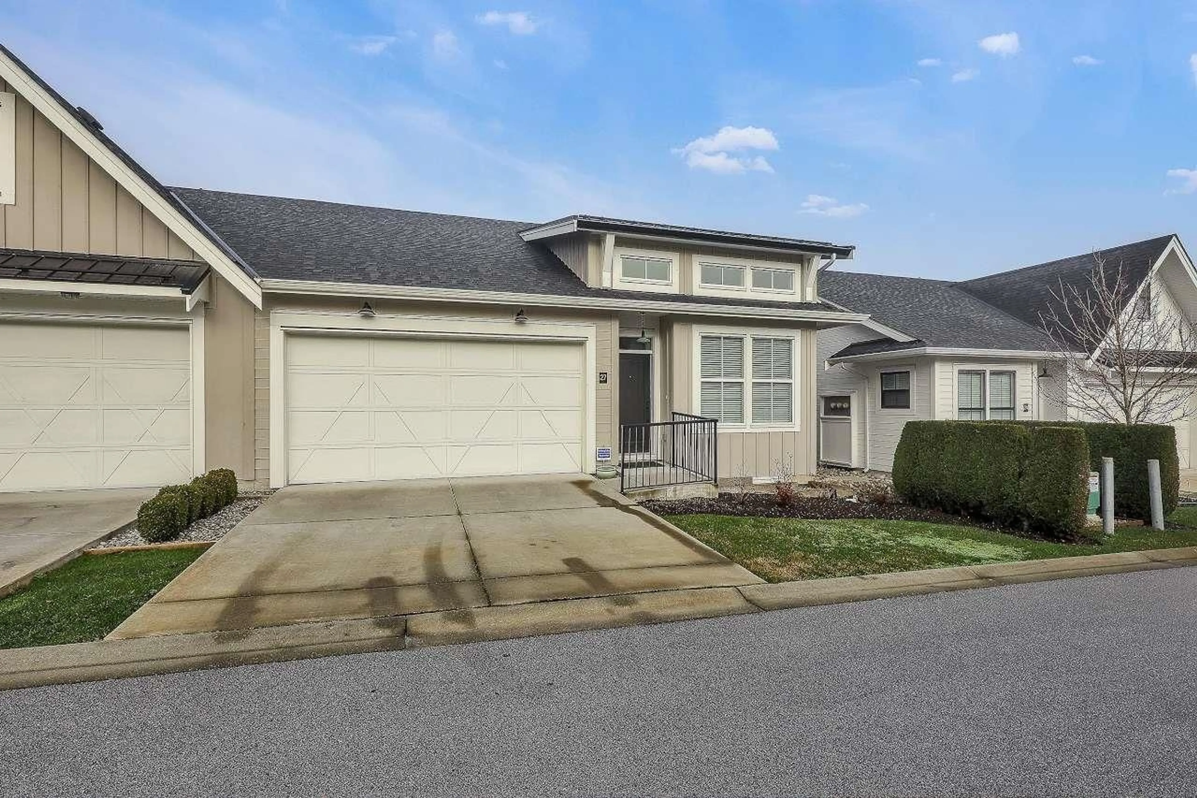 Home with vinyl exterior material, street for 27 - 5528 148 STREET, Surrey British Columbia V3S3B4