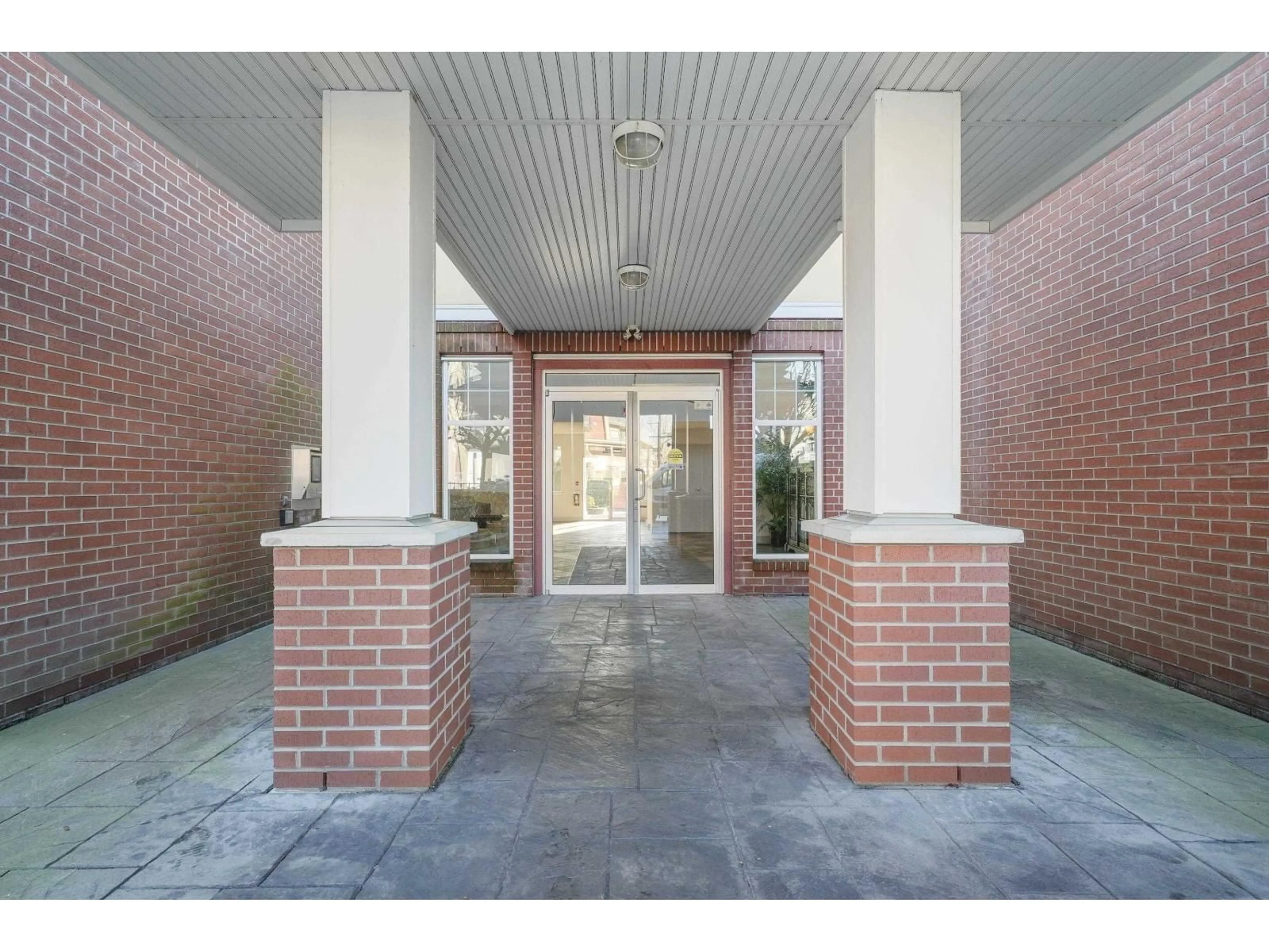 Indoor foyer for 213 - 17712 57A AVENUE, Surrey British Columbia V3S1J1