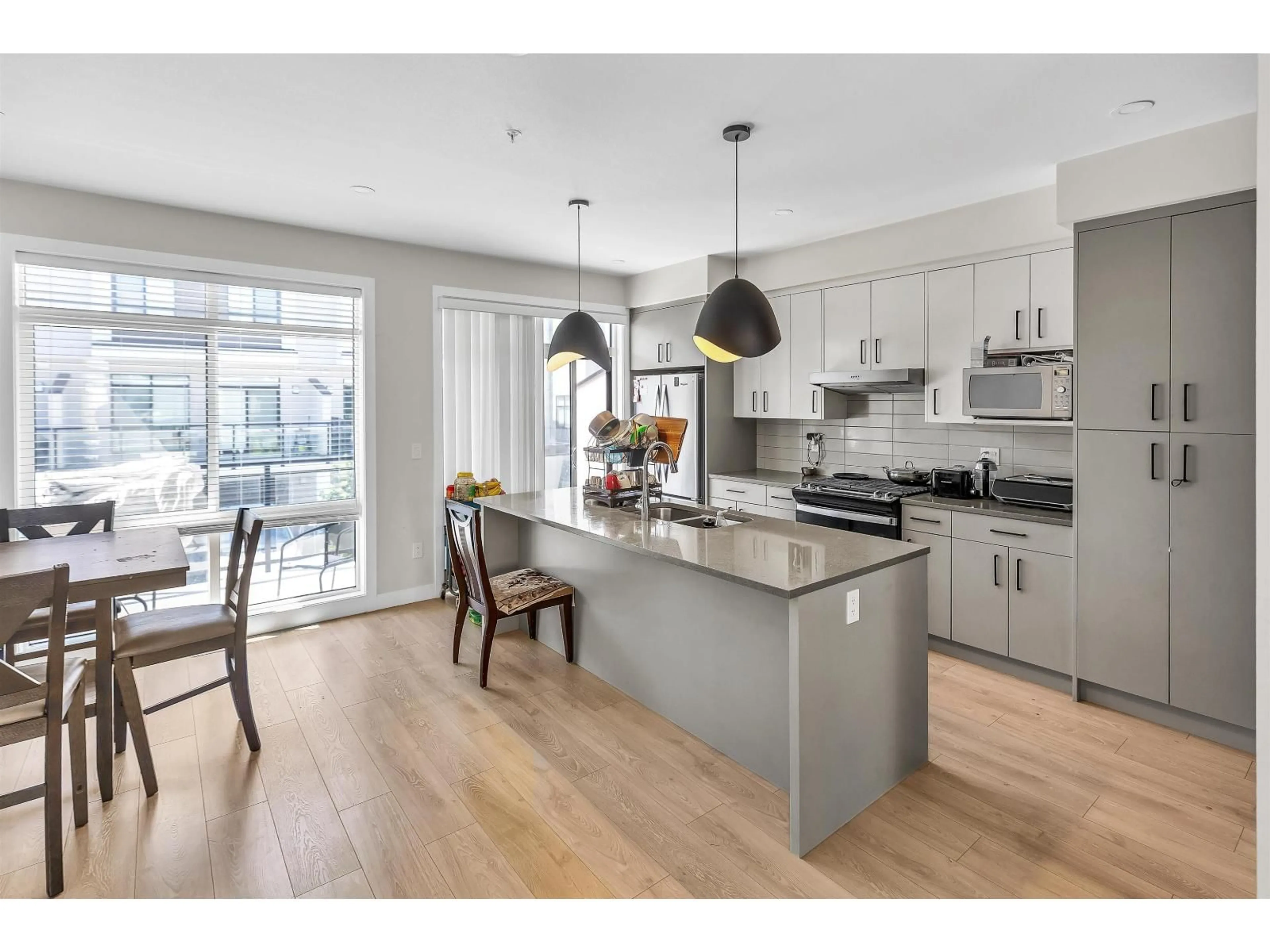 Open concept kitchen, wood/laminate floor for 209 - 46150 THOMAS ROAD, Chilliwack British Columbia V2R6H3