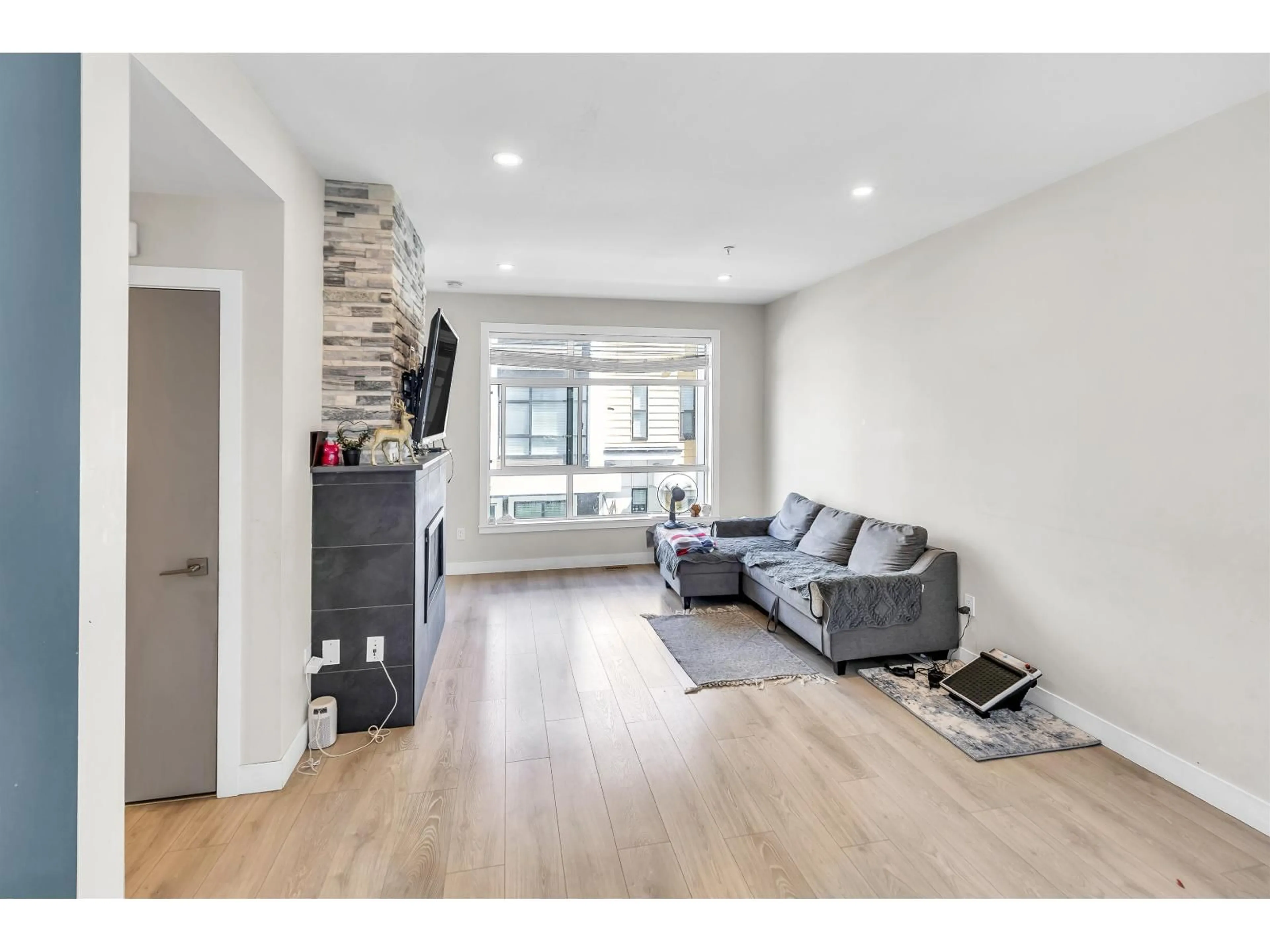 Living room with furniture, wood/laminate floor for 209 - 46150 THOMAS ROAD, Chilliwack British Columbia V2R6H3