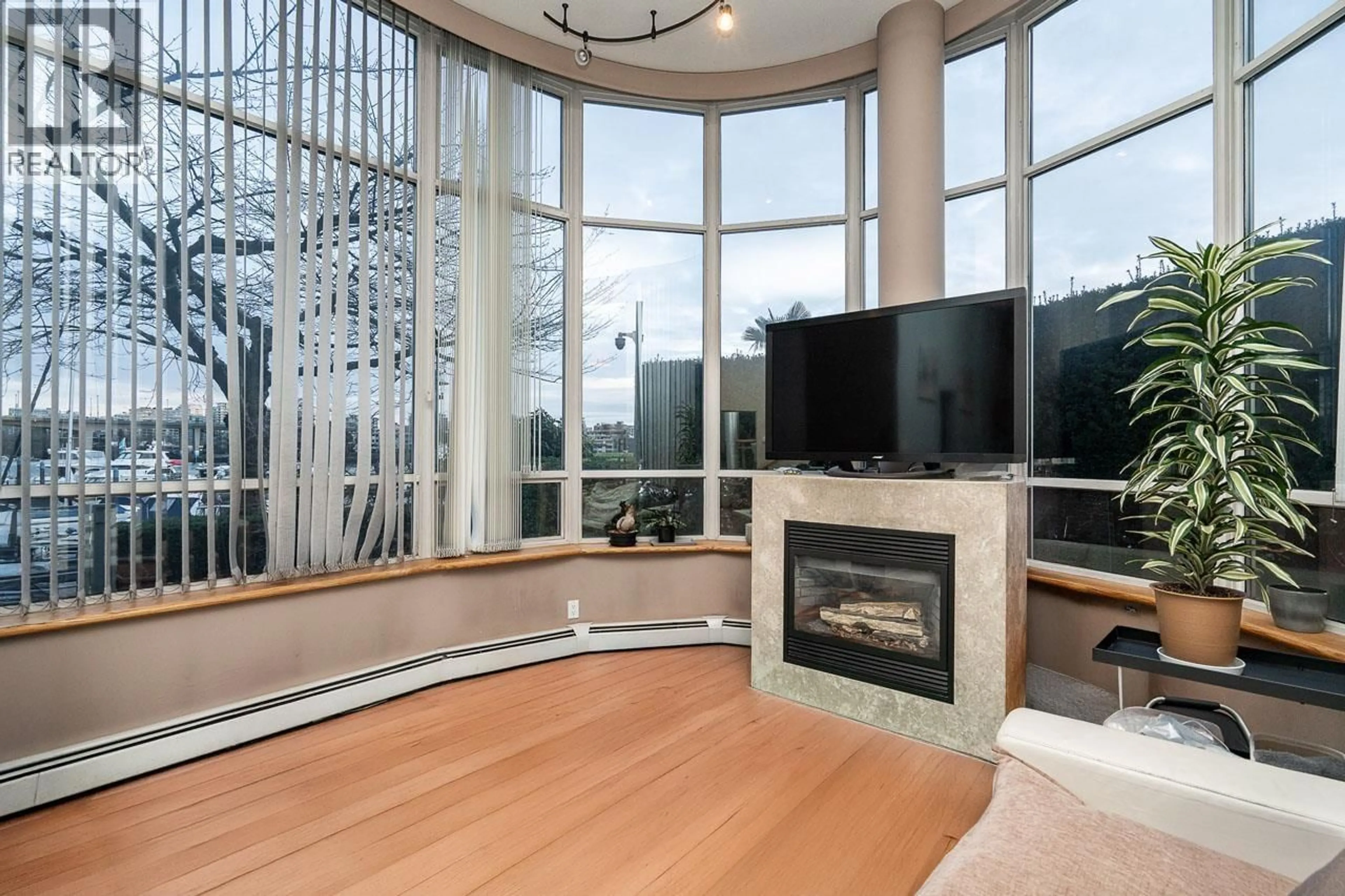 Unknown for 122 - 1228 MARINASIDE CRESCENT, Vancouver British Columbia V6Z2W4