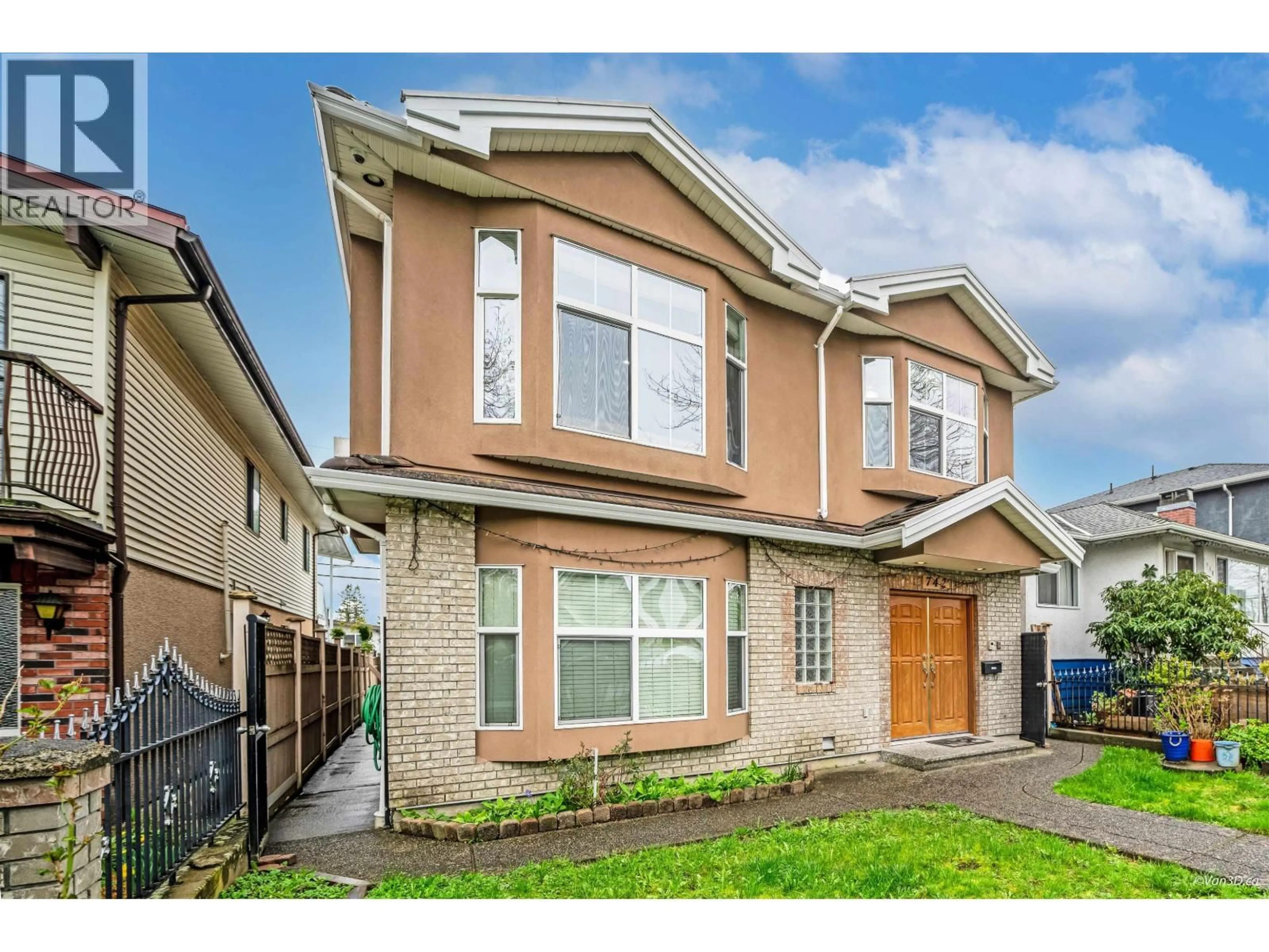 Home with vinyl exterior material, street for 742 51ST AVENUE, Vancouver British Columbia V5X1E3