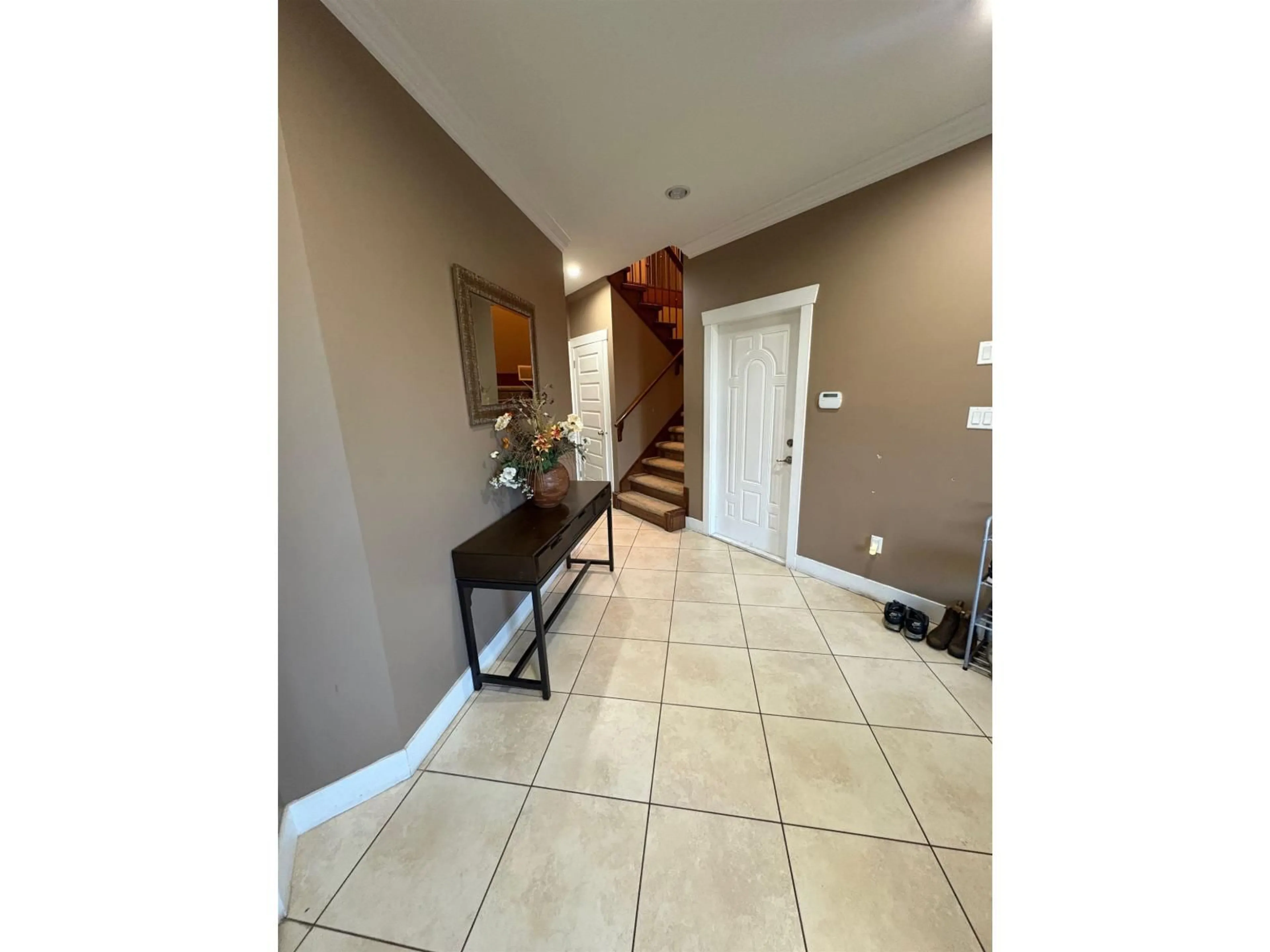 Indoor entryway for 2731 CARRIAGE COURT, Abbotsford British Columbia V4X0A3