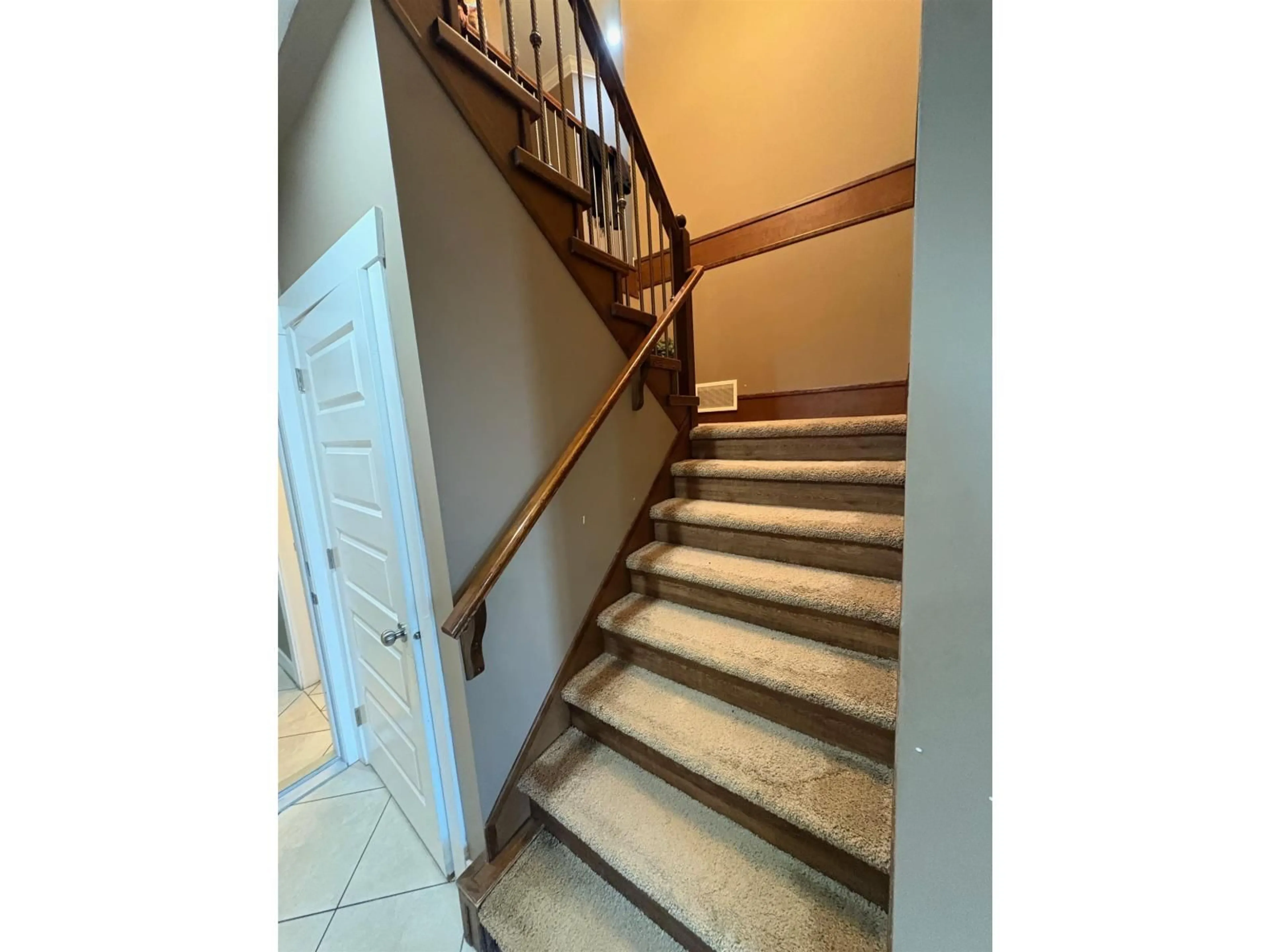 Stairs for 2731 CARRIAGE COURT, Abbotsford British Columbia V4X0A3