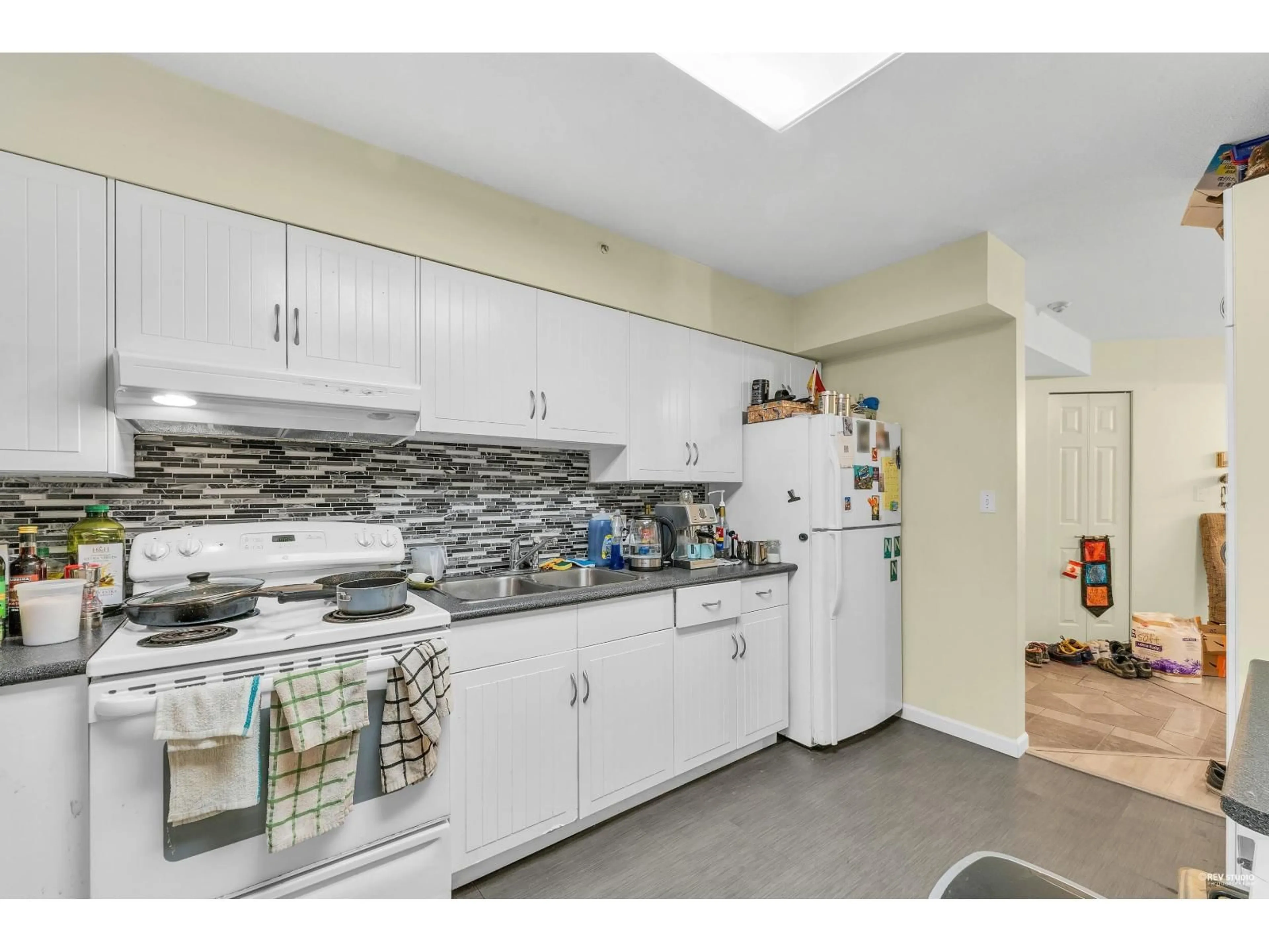 Standard kitchen, unknown for 204 - 15233 PACIFIC AVENUE, White Rock British Columbia V4B1P8