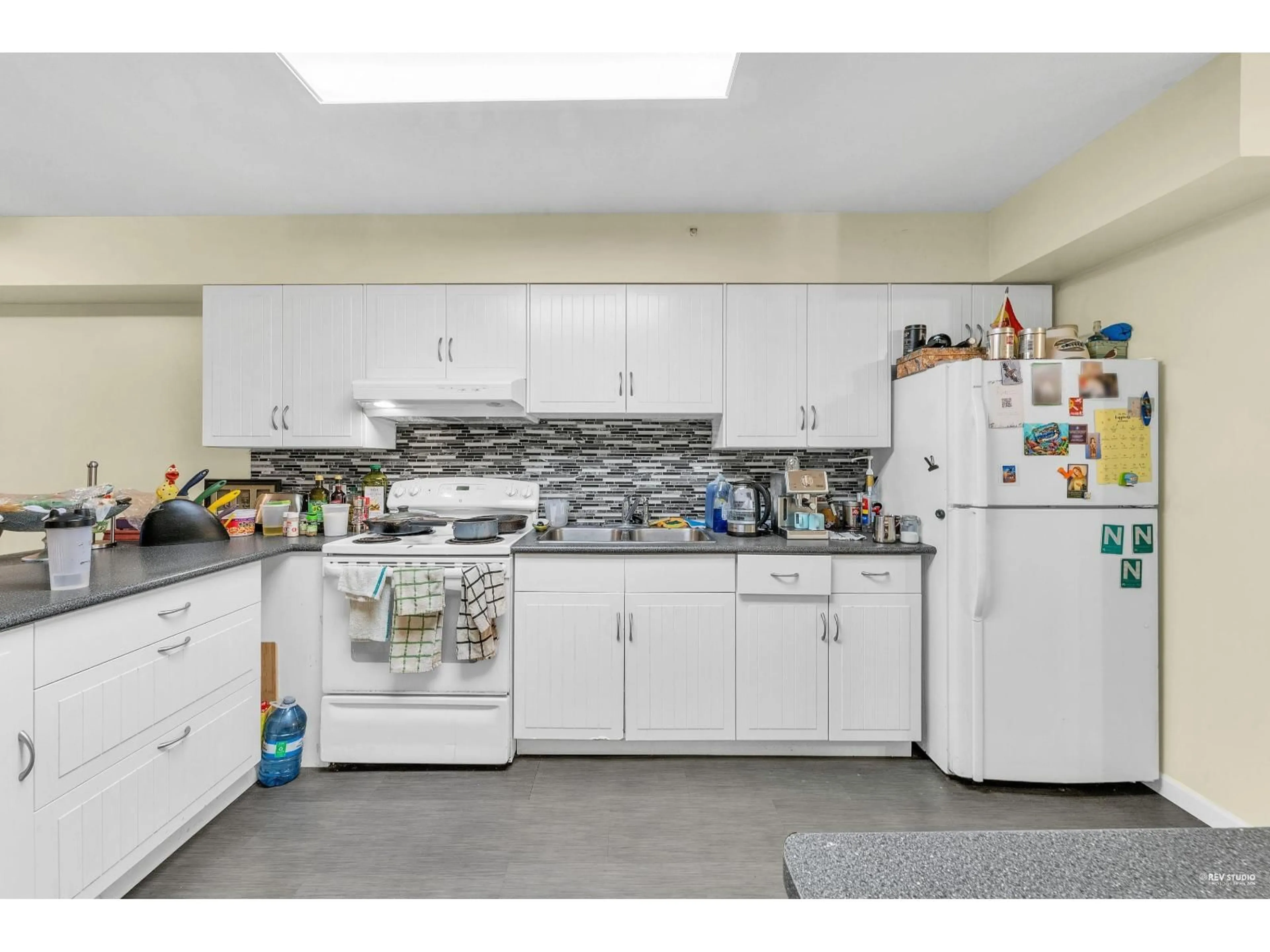 Standard kitchen, ceramic/tile floor for 204 - 15233 PACIFIC AVENUE, White Rock British Columbia V4B1P8