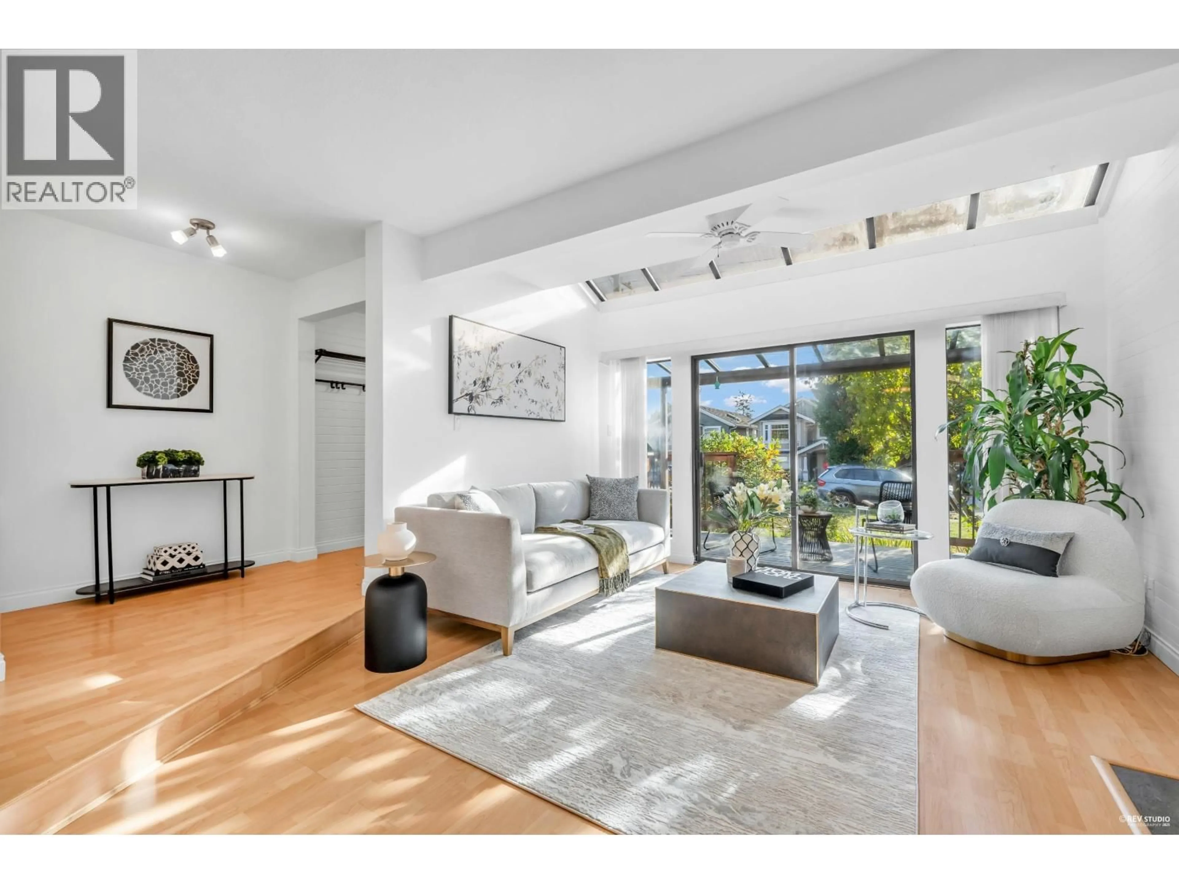 Living room with furniture, unknown for 252 21ST STREET, North Vancouver British Columbia V7L3B6