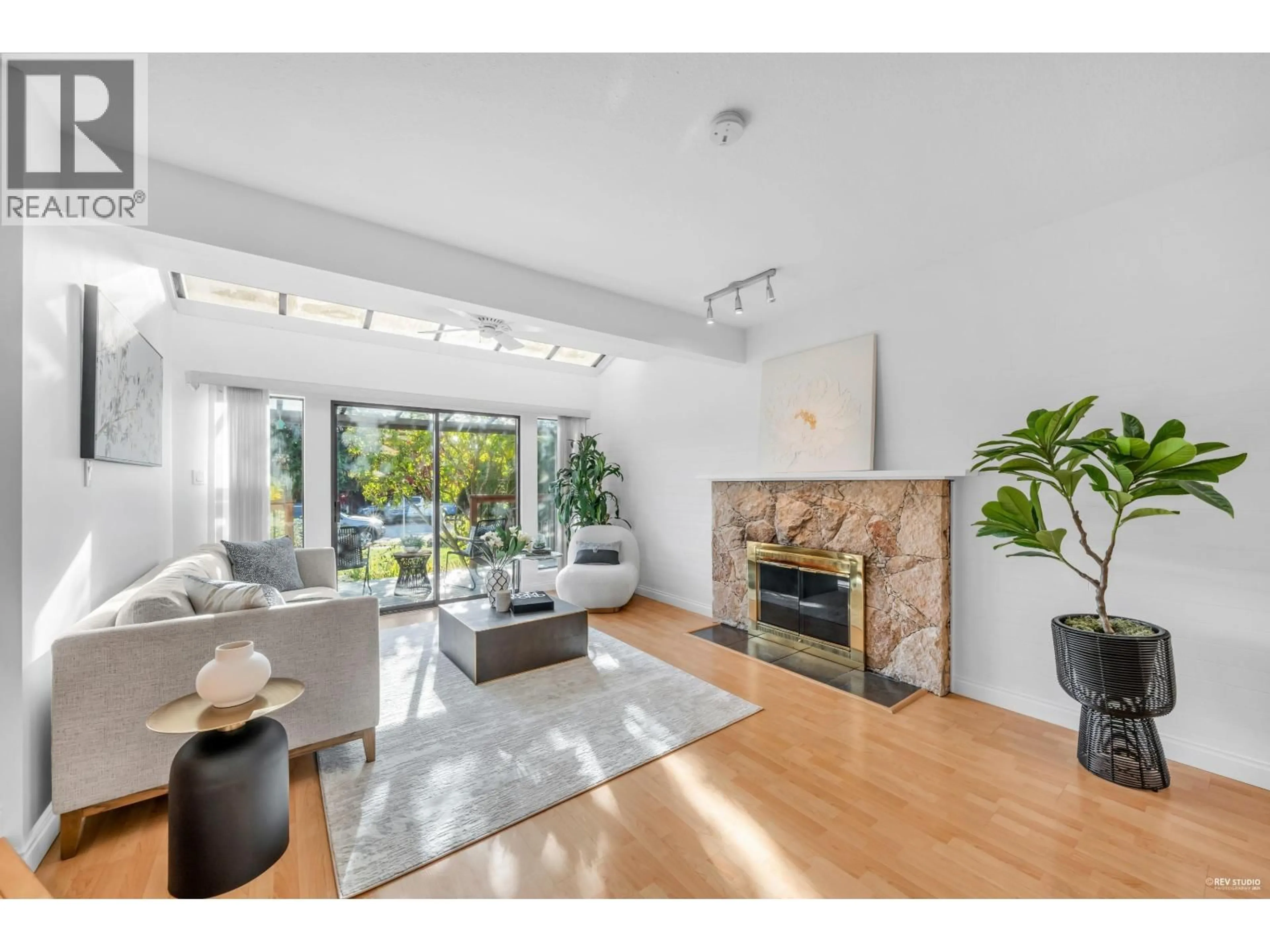 Living room with furniture, unknown for 252 21ST STREET, North Vancouver British Columbia V7L3B6