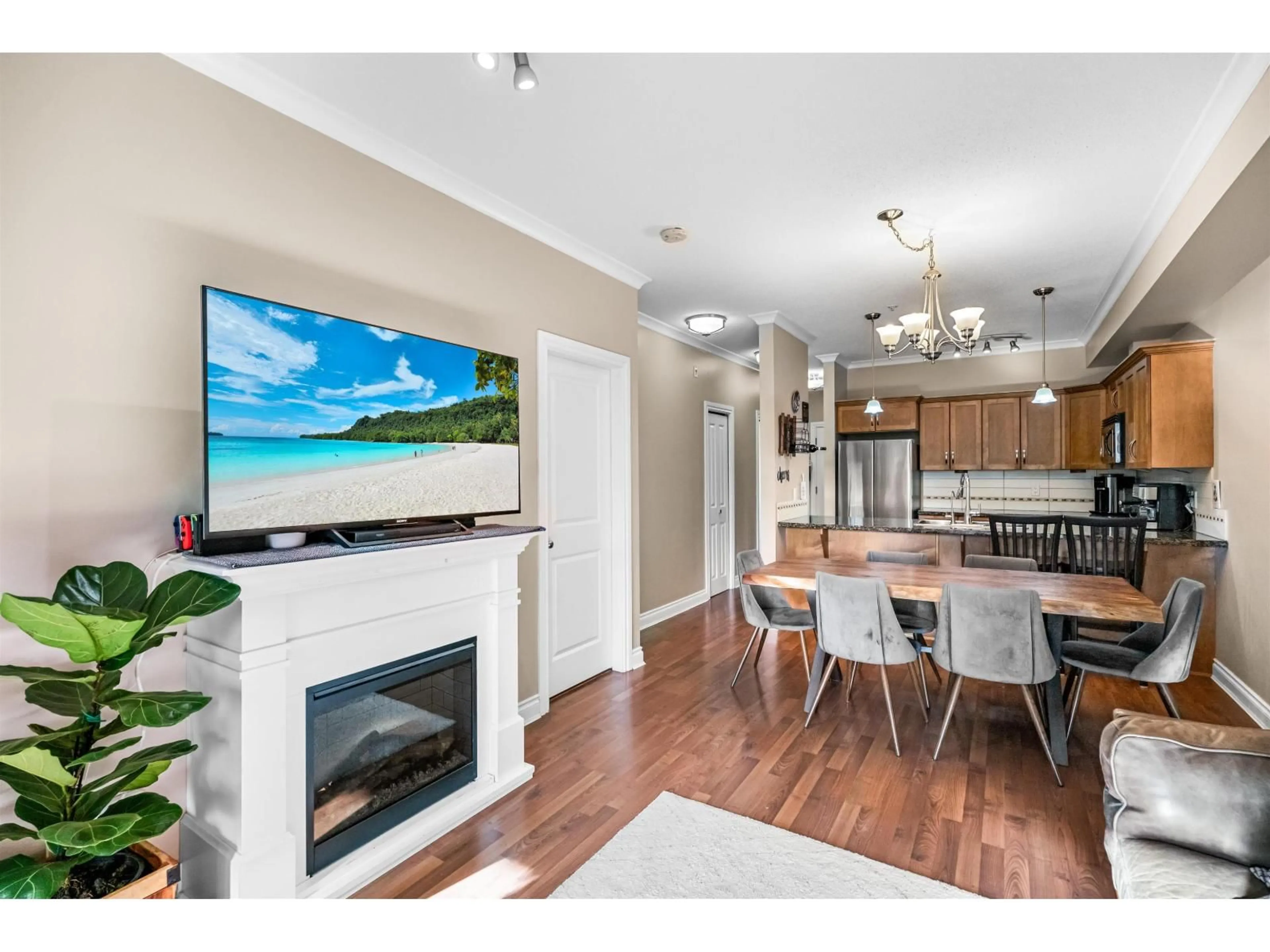 Open concept kitchen, wood/laminate floor for 104 - 20286 53A AVENUE, Langley British Columbia V3A0A8