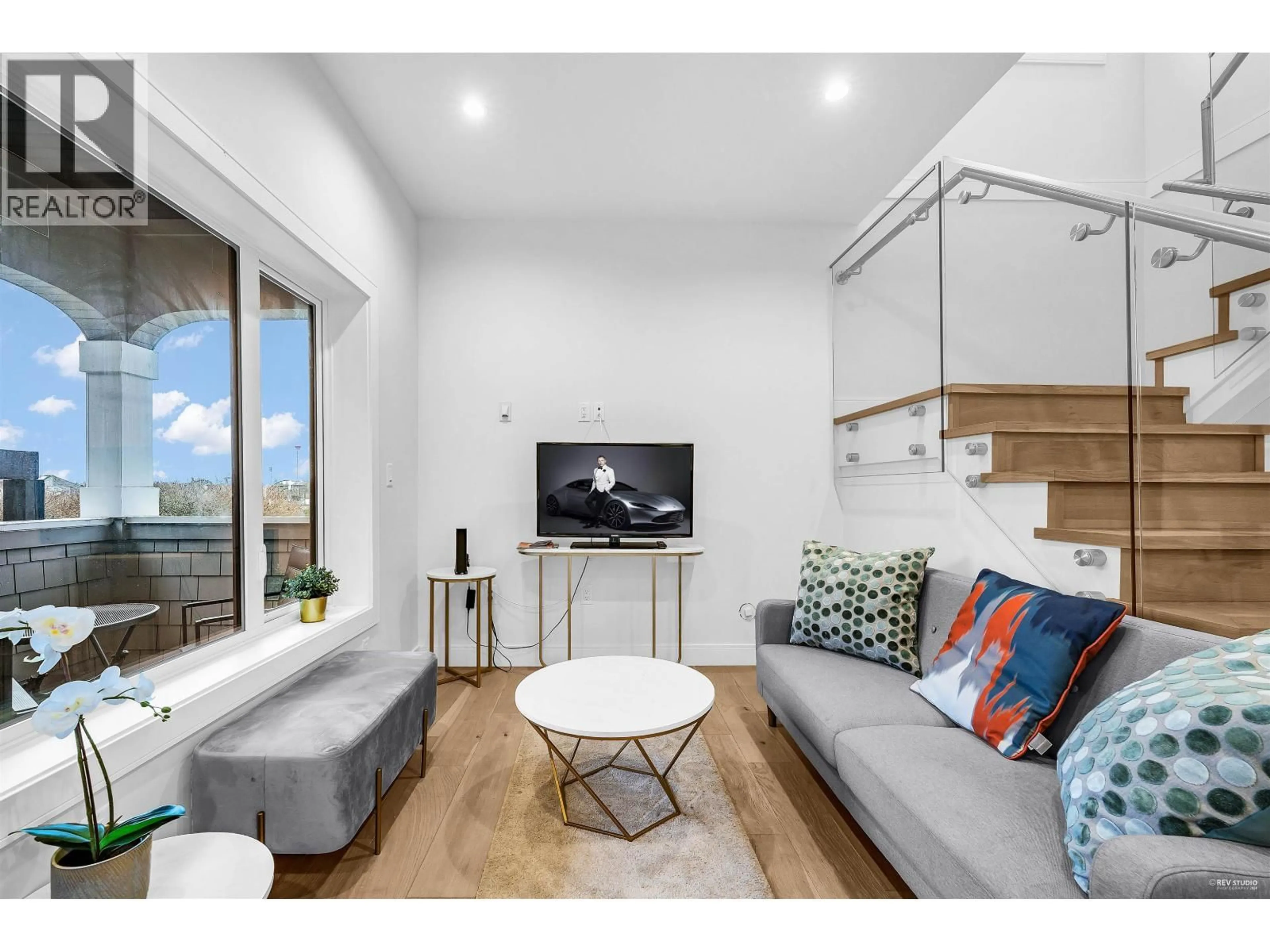 Living room with furniture, unknown for 3433 DUNDAS STREET, Vancouver British Columbia V5K1R9