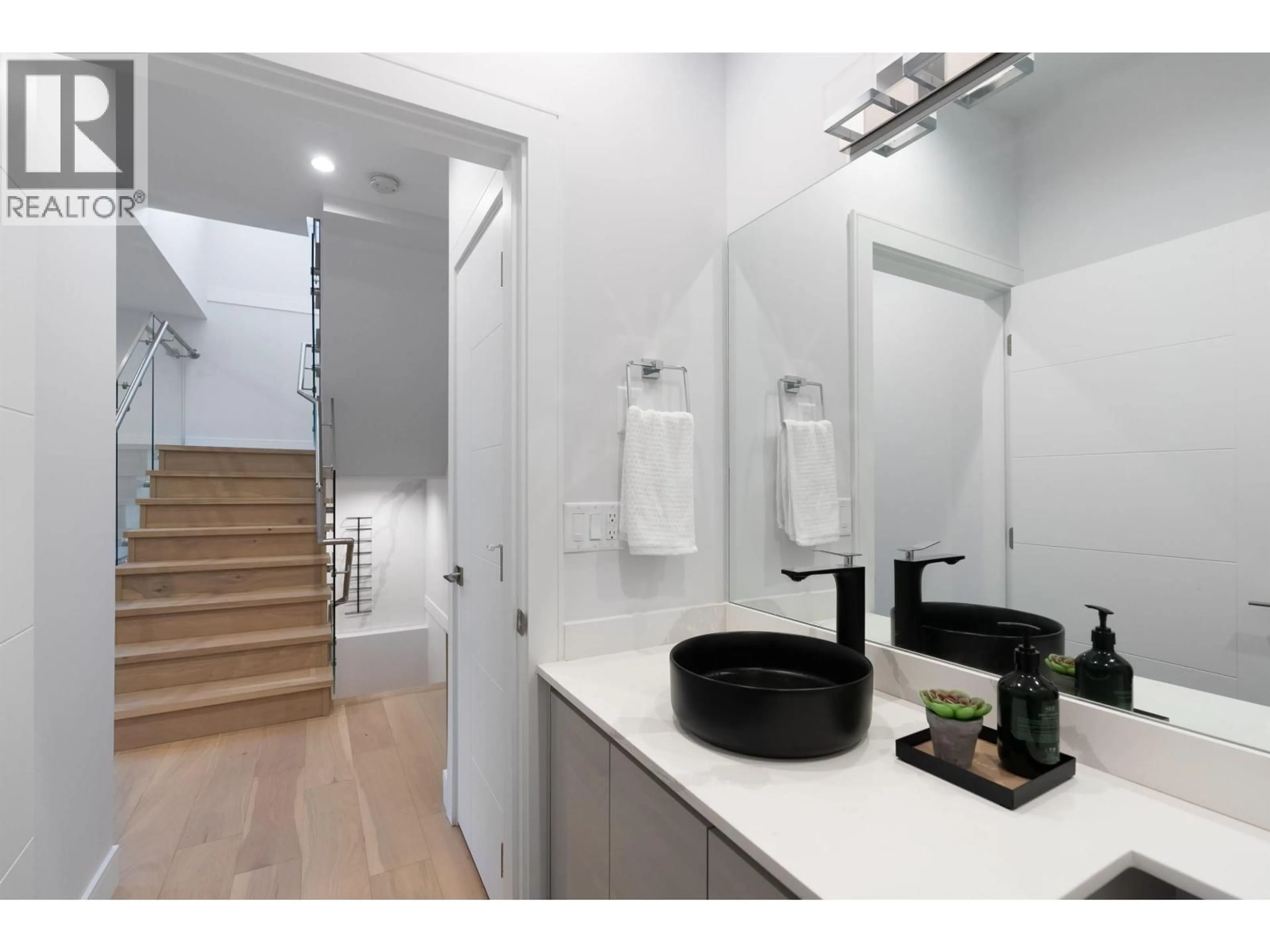 Contemporary bathroom, ceramic/tile floor for 3433 DUNDAS STREET, Vancouver British Columbia V5K1R9