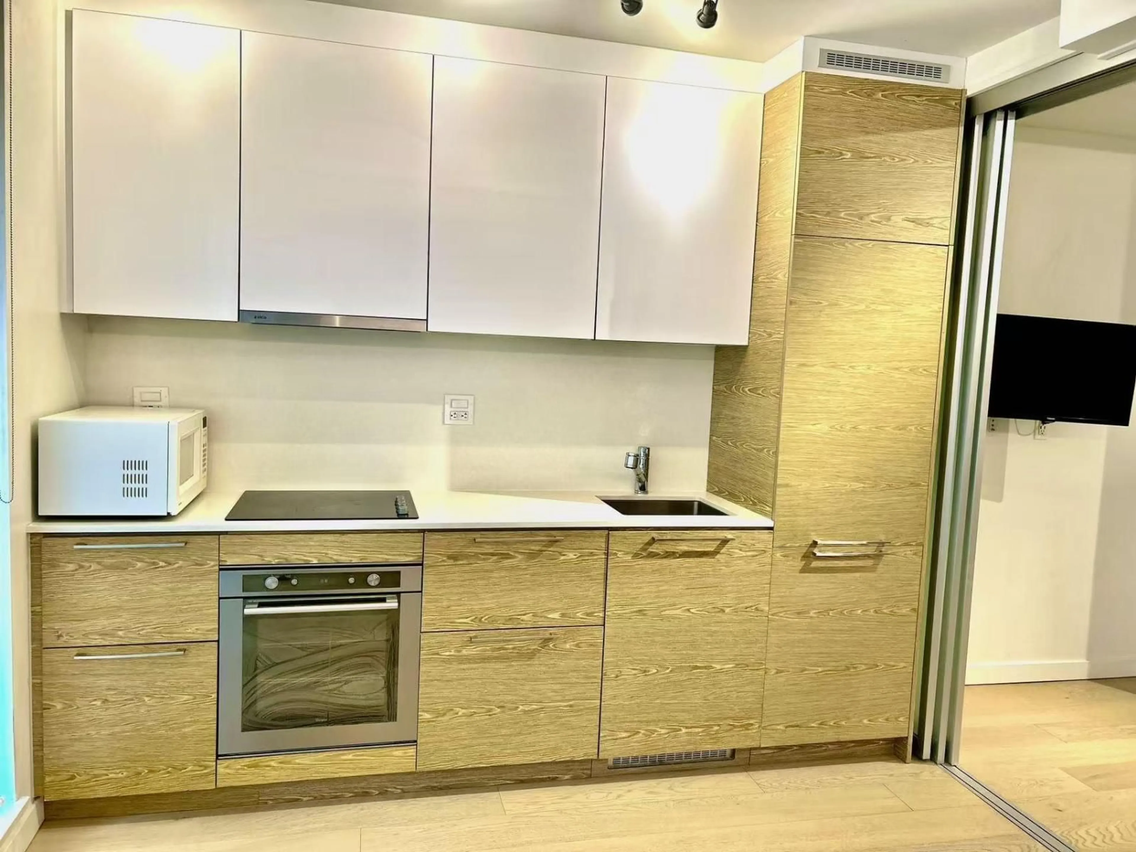 Standard kitchen, wood/laminate floor for 501 - 13438 CENTRAL AVENUE, Surrey British Columbia V3T0N2