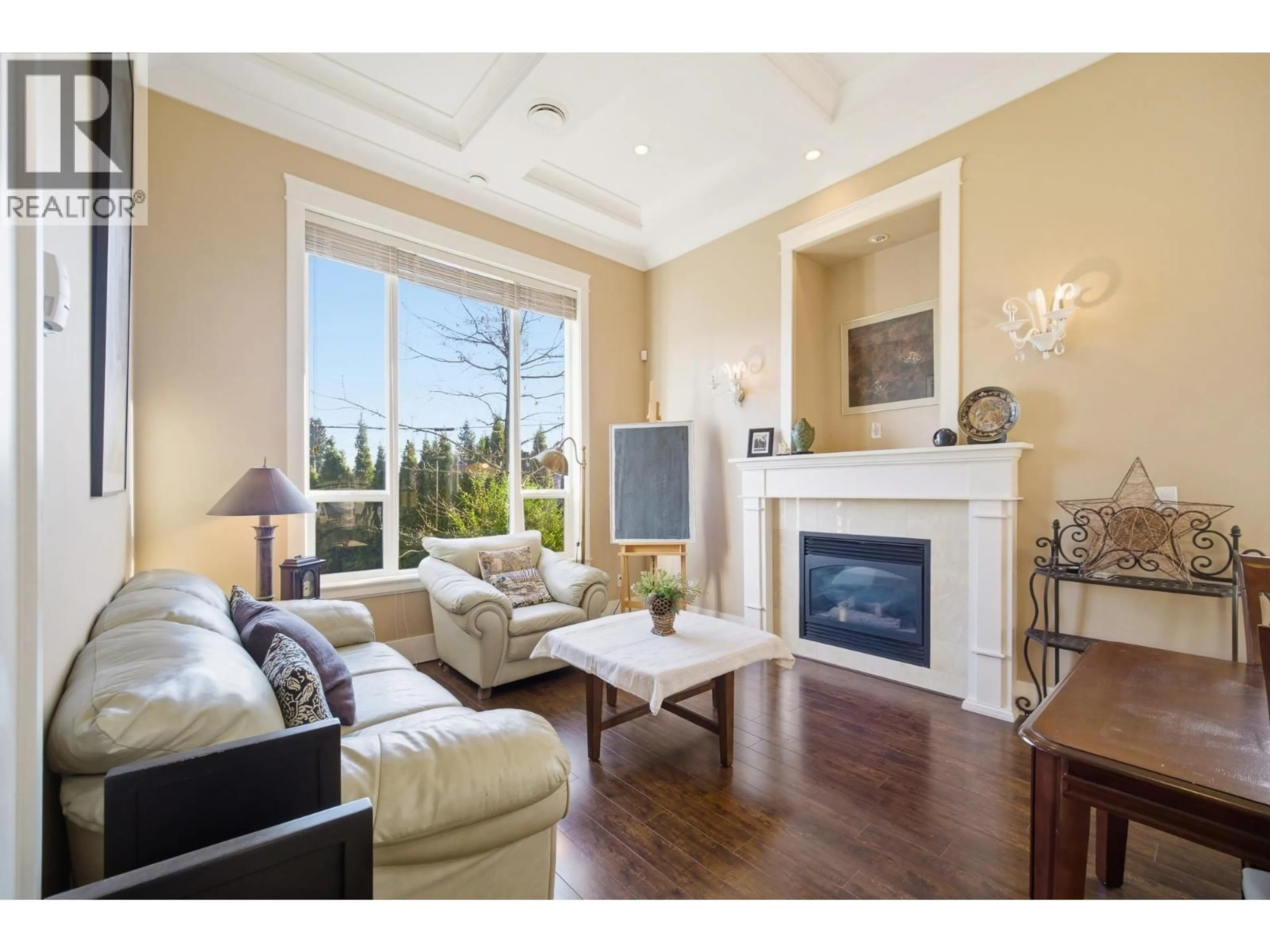 Living room with furniture, wood/laminate floor for 3741 DUNDONALD AVENUE, Burnaby British Columbia V5G3N6