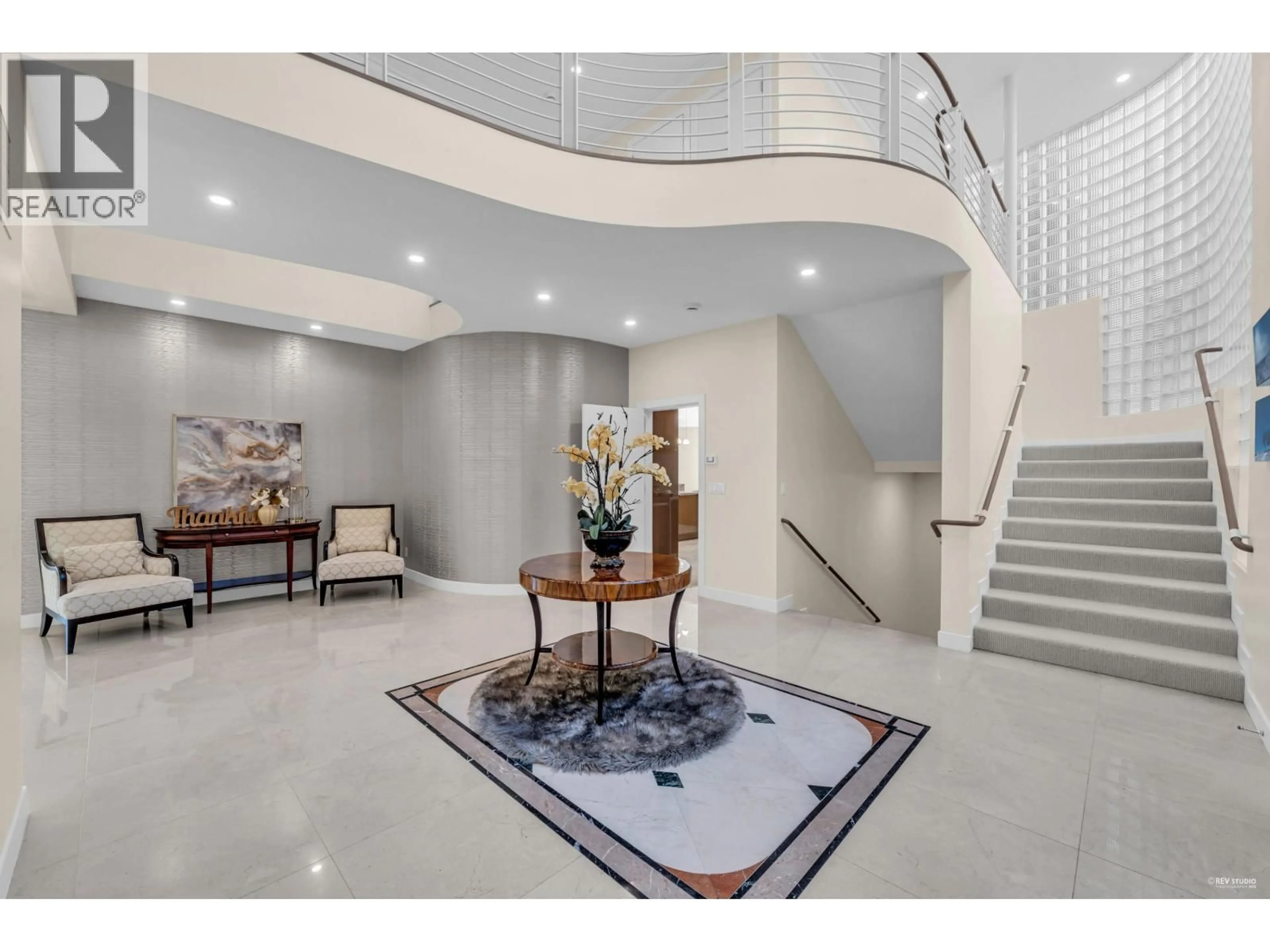 Indoor foyer for 1407 BRAMWELL ROAD, West Vancouver British Columbia V7S2N8