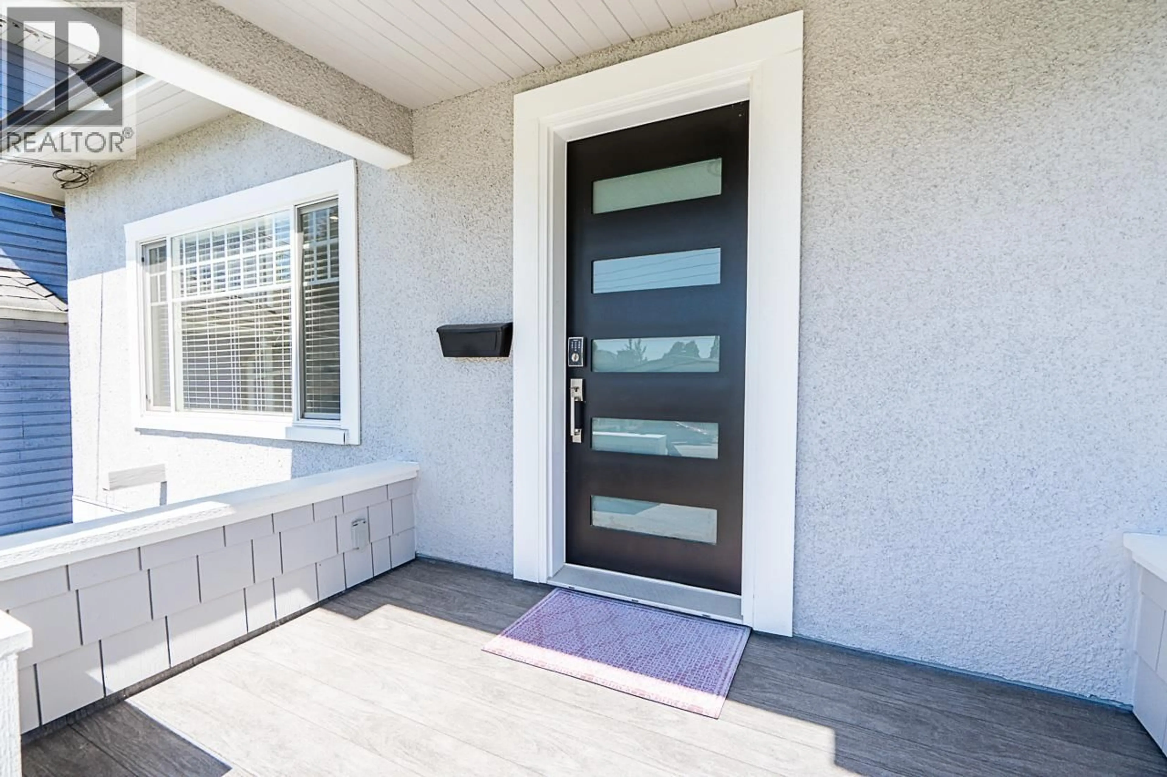Indoor entryway for 905 EDINBURGH STREET, New Westminster British Columbia V3M2V2