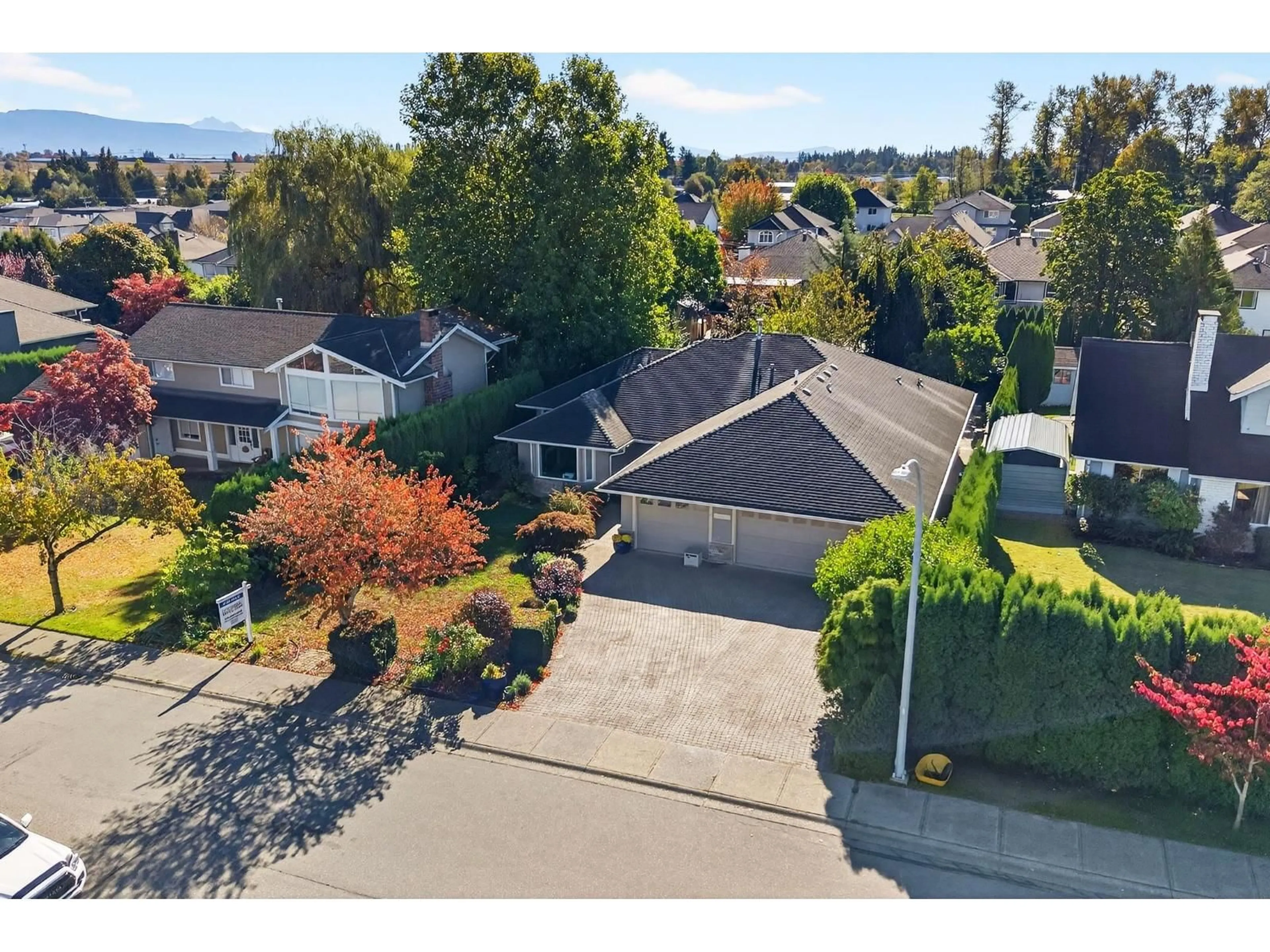 A pic from outside/outdoor area/front of a property/back of a property/a pic from drone, street for 27012 25 AVENUE, Langley British Columbia V4W3W5