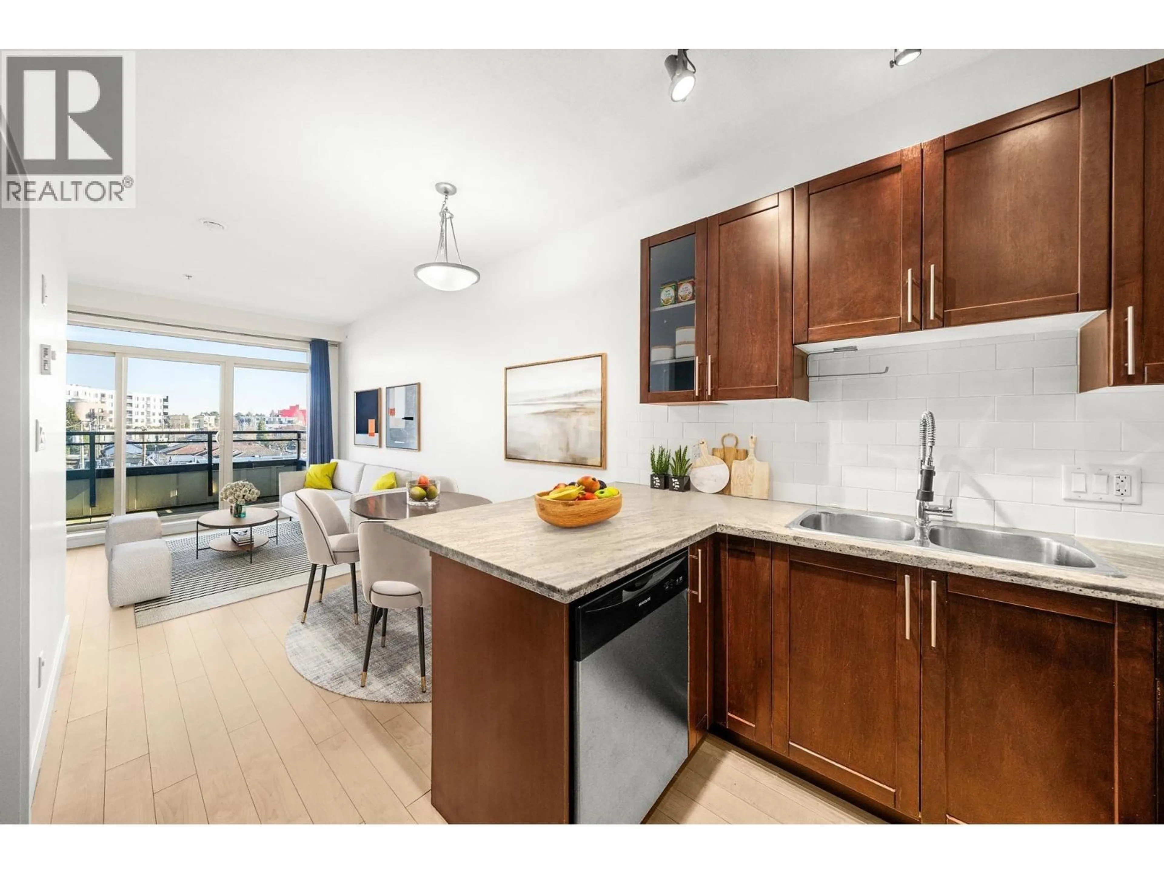 Open concept kitchen, unknown for PH8 - 688 17TH AVENUE, Vancouver British Columbia V5V0A8