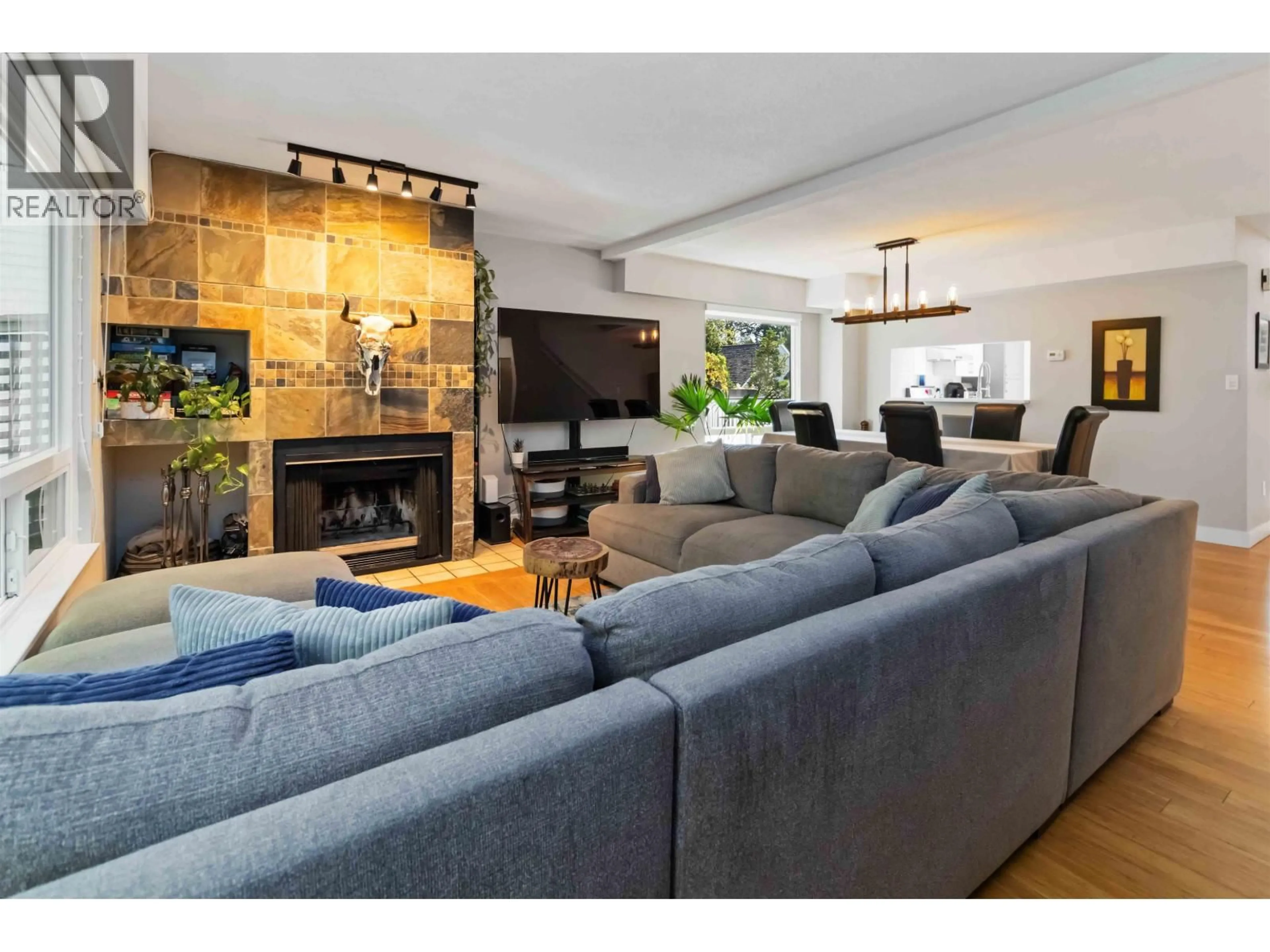 Living room with furniture, unknown for 8187 FOREST GROVE DRIVE, Burnaby British Columbia V5A4H5