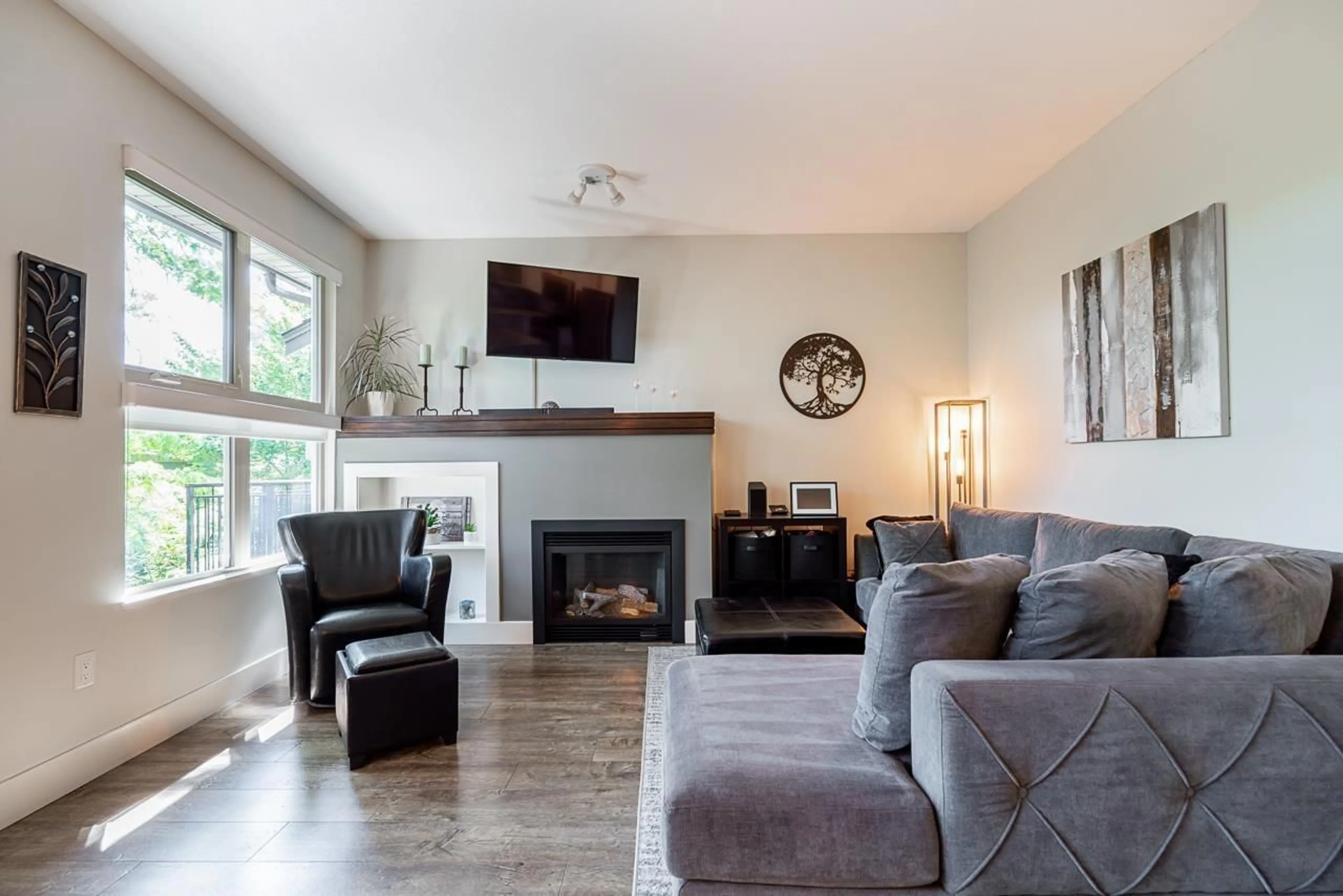 Living room with furniture, wood/laminate floor for 21 - 20326 68 AVENUE, Langley British Columbia V2Y0E3