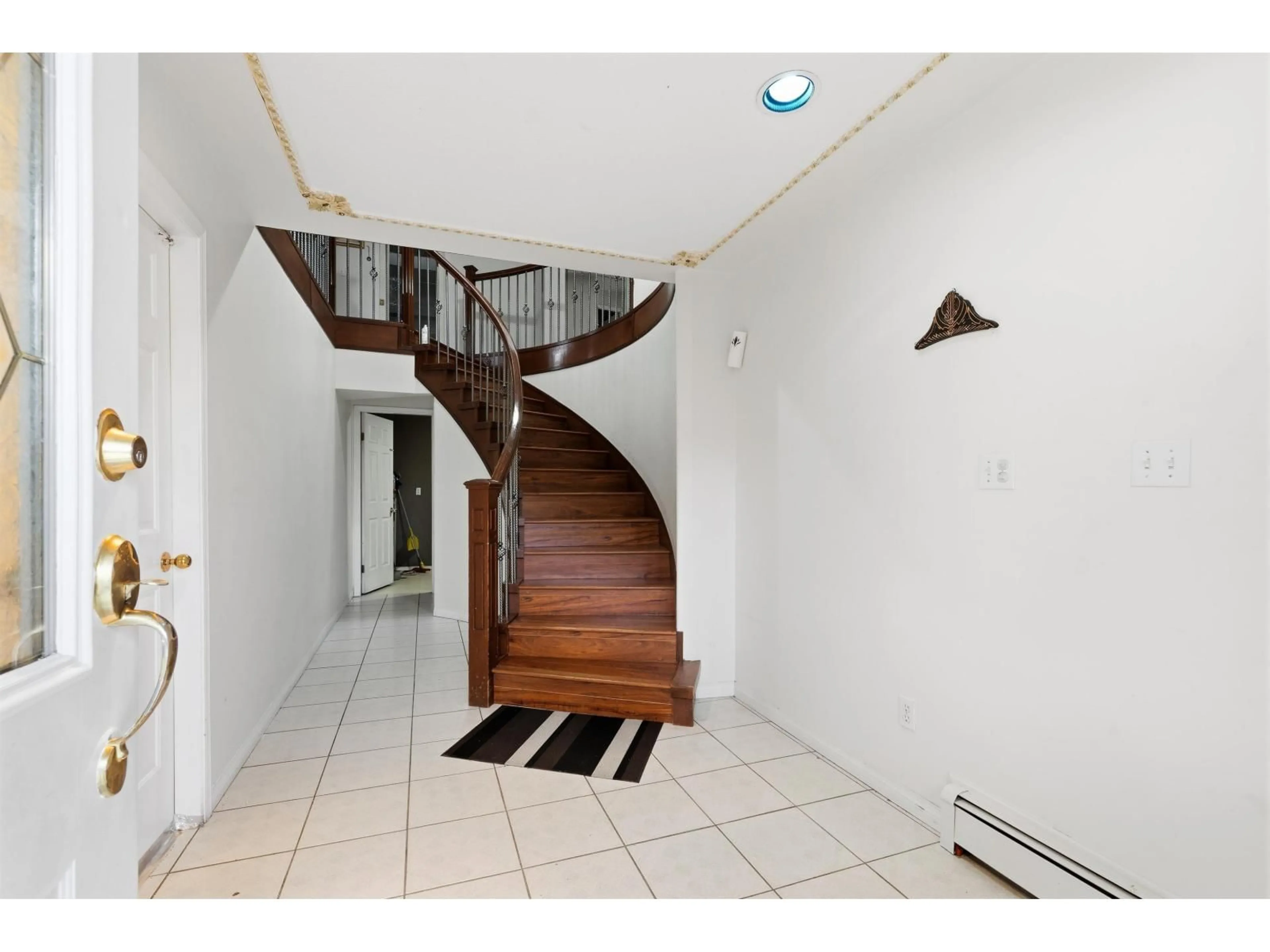 Indoor foyer for 7076 122A STREET, Surrey British Columbia V3W4Z8