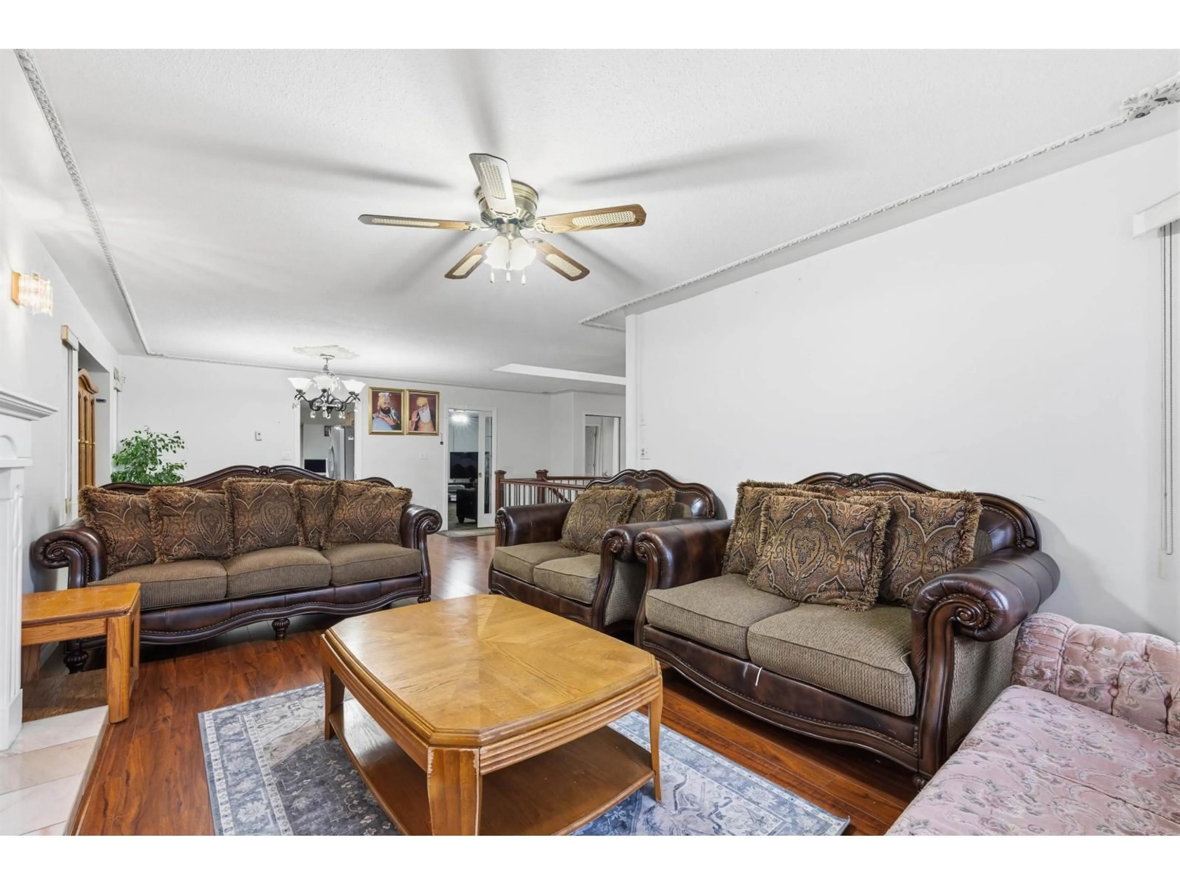 Living room with furniture, unknown for 7076 122A STREET, Surrey British Columbia V3W4Z8