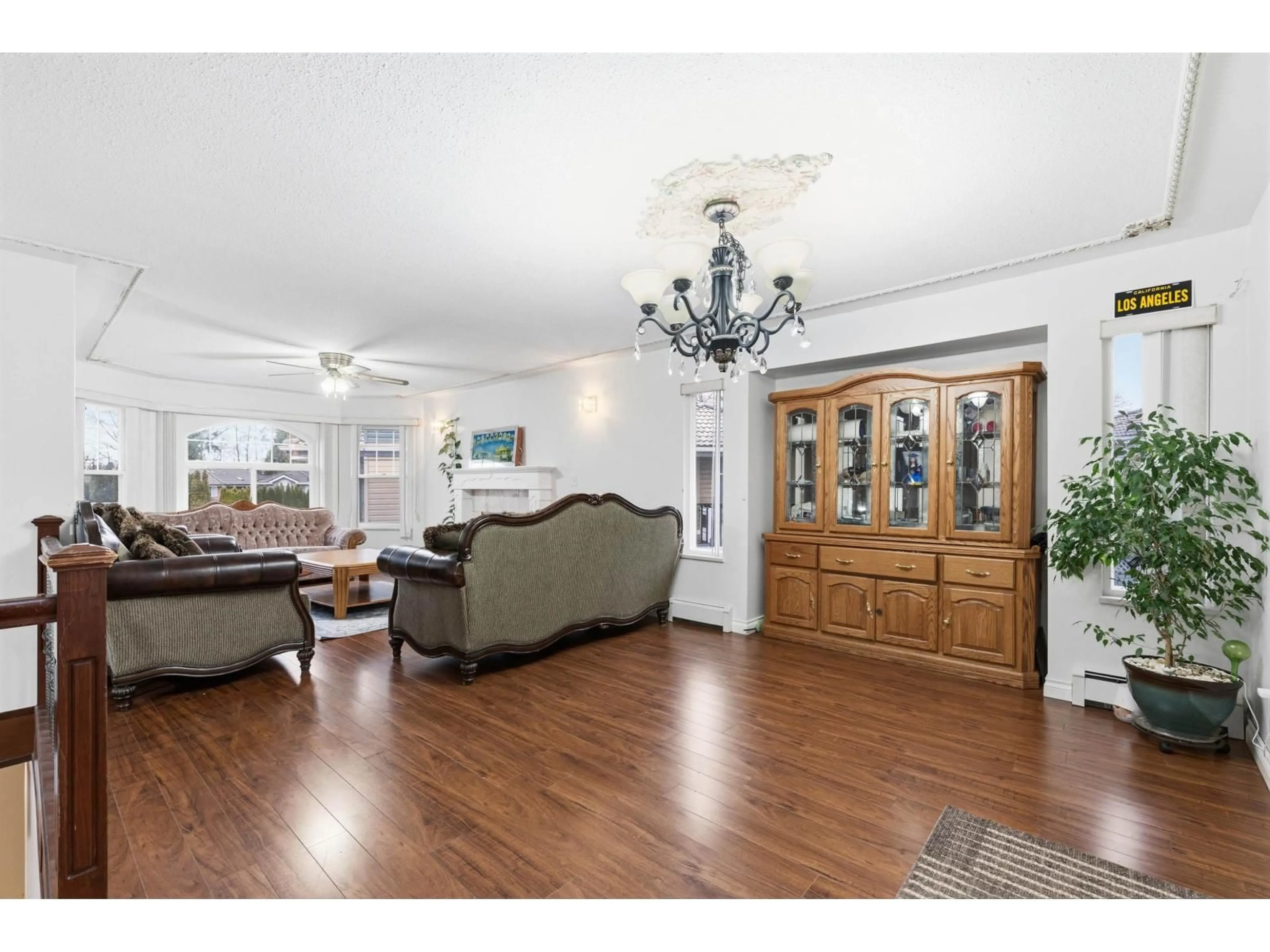 Living room with furniture, wood/laminate floor for 7076 122A STREET, Surrey British Columbia V3W4Z8