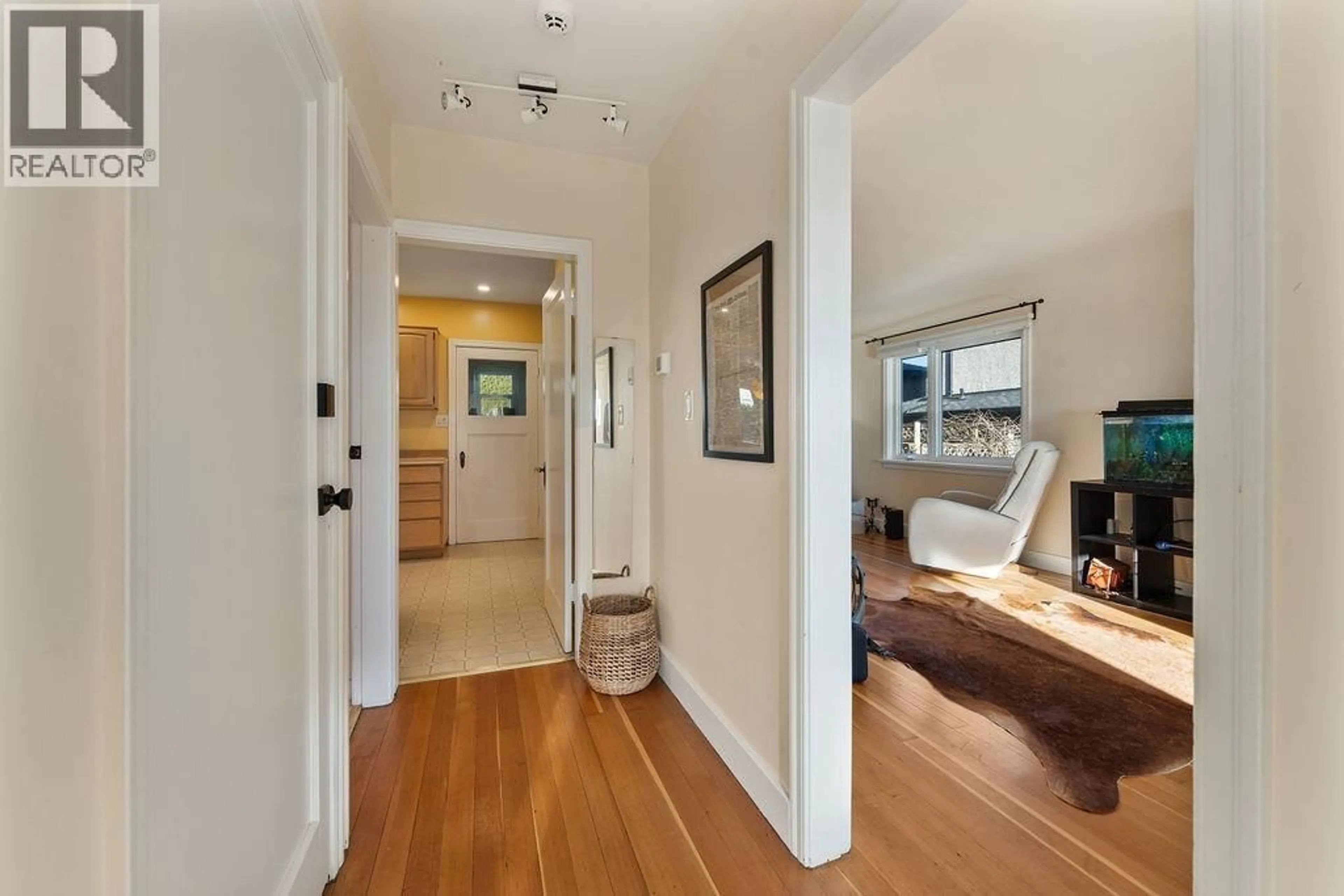 Indoor entryway for 231 EIGHTH AVENUE, New Westminster British Columbia V3L4K3