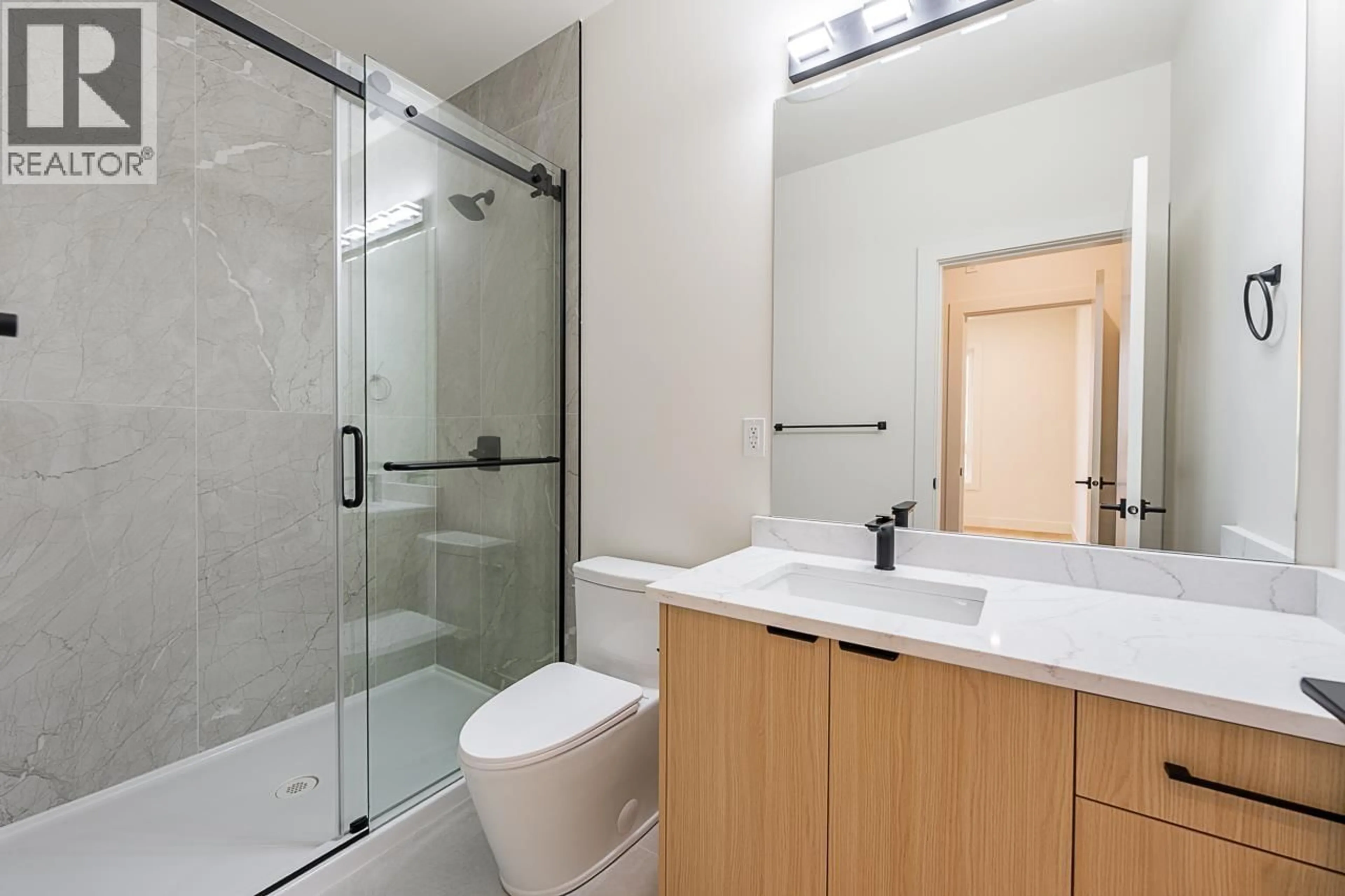 Standard bathroom, unknown for 2 - 6554 CHARLES STREET, Burnaby British Columbia V5B2H1