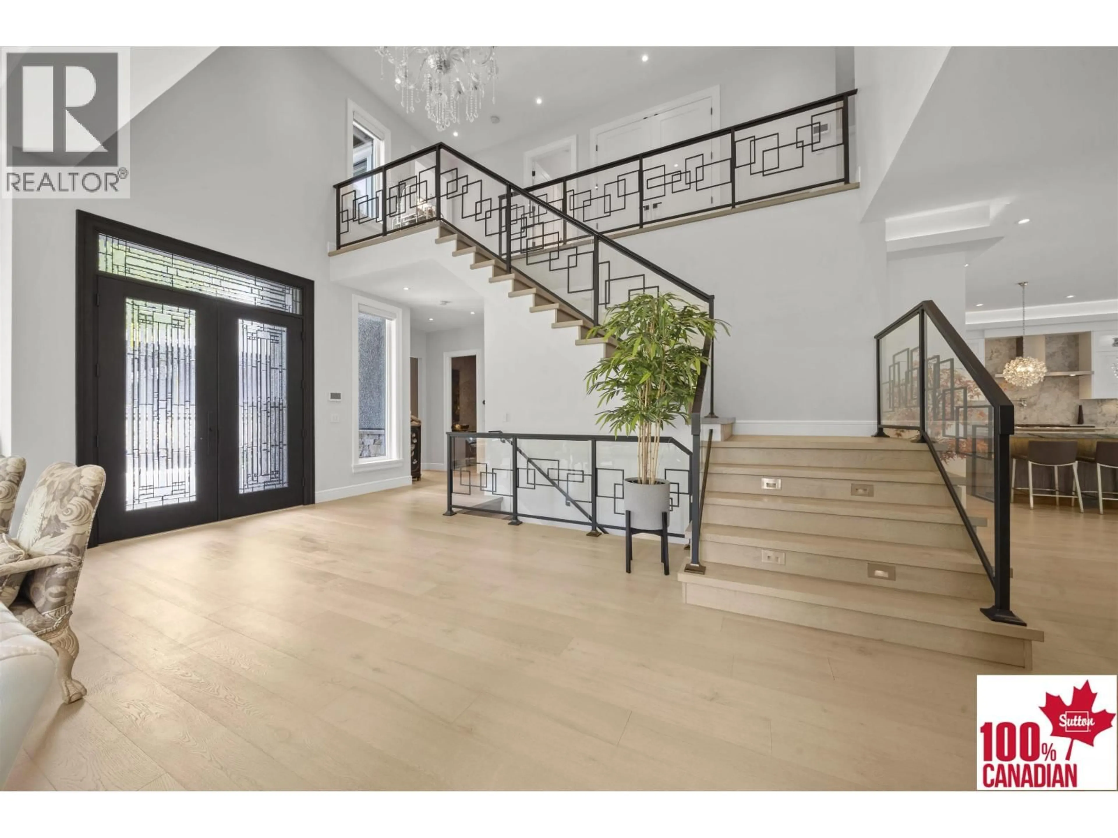 Indoor foyer for 8258 GOVERNMENT ROAD, Burnaby British Columbia V5A2E3