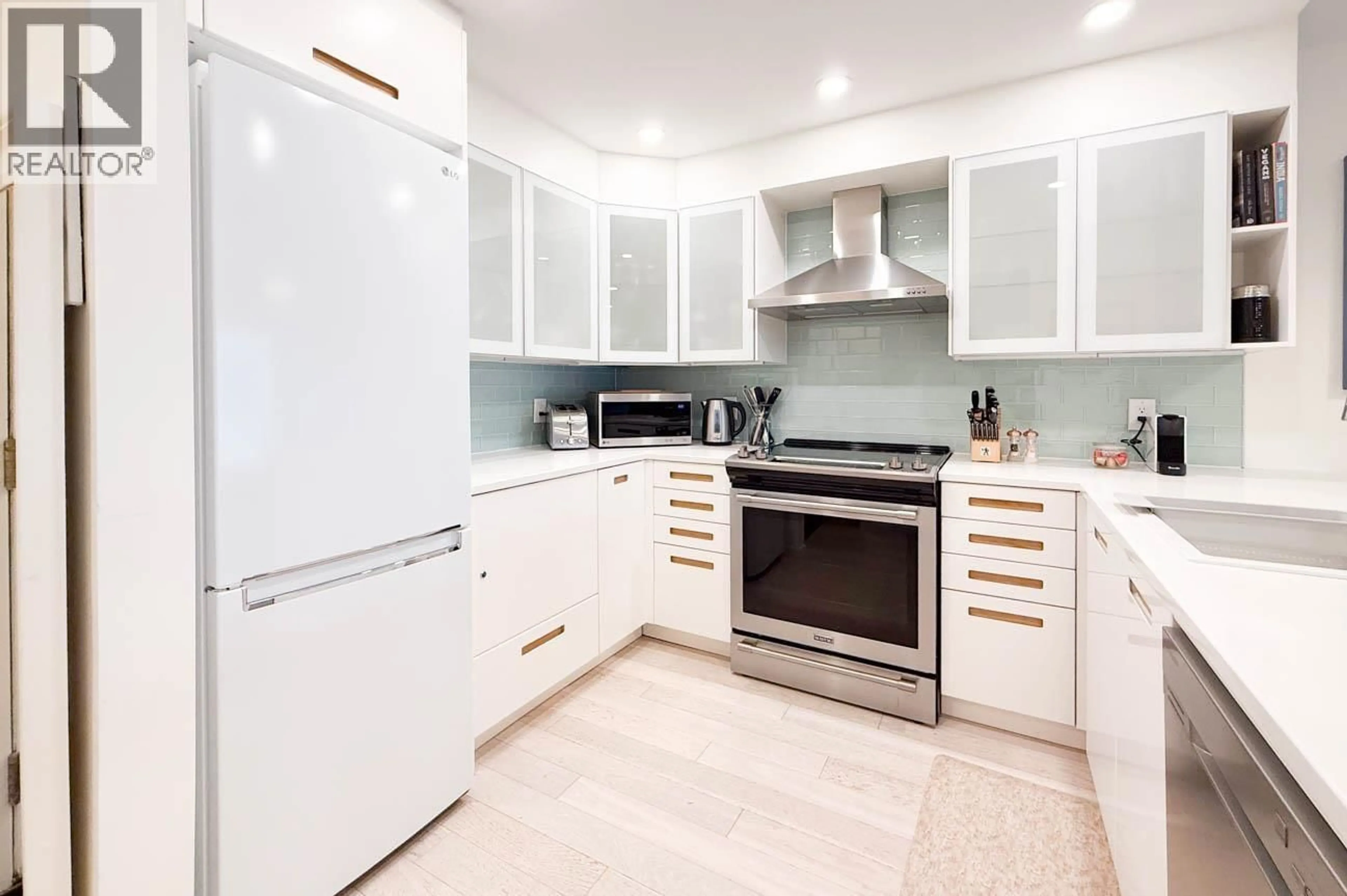 Standard kitchen, ceramic/tile floor for 10 - 704 7TH AVENUE, Vancouver British Columbia V5Z1B8