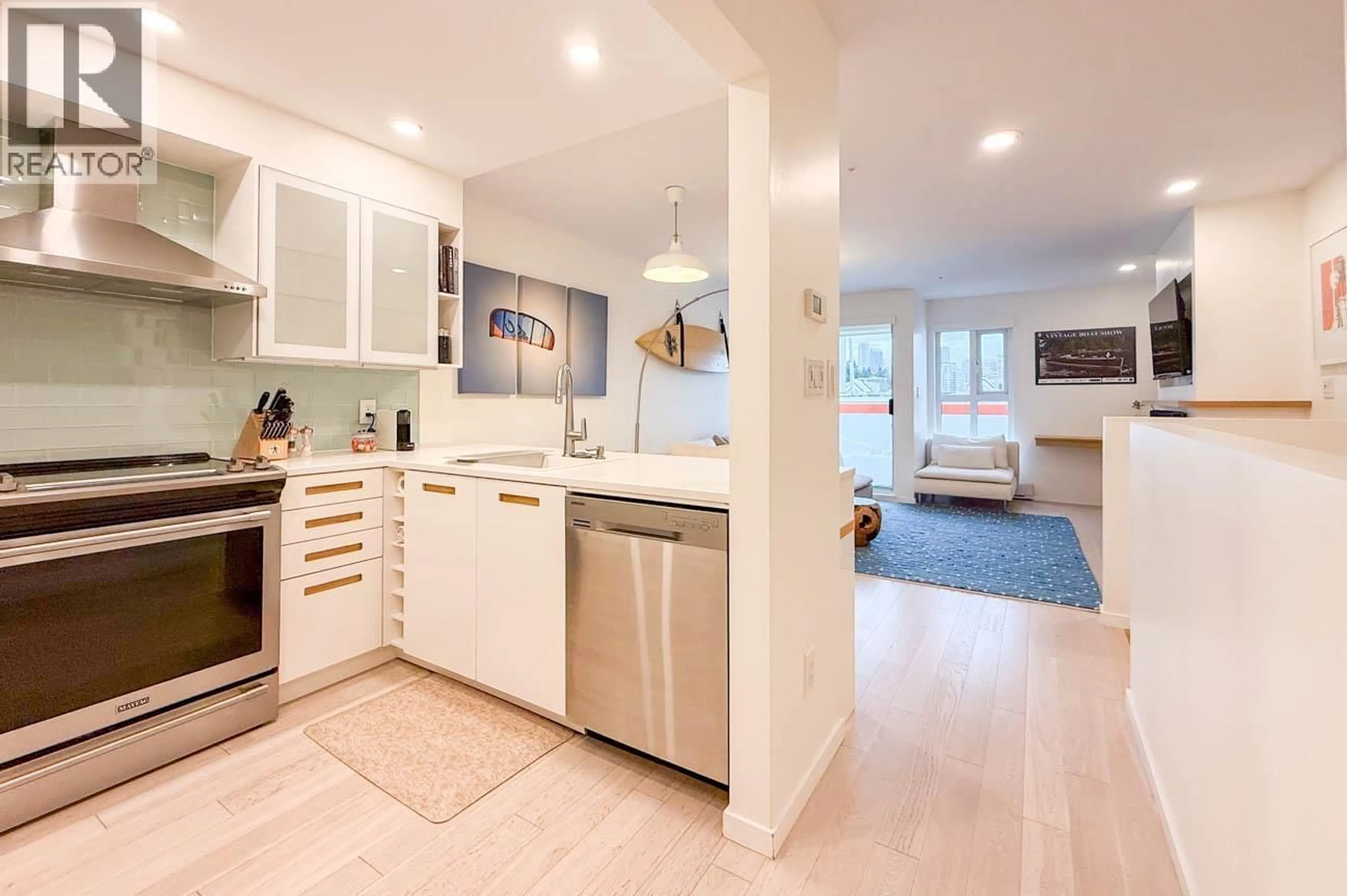 Open concept kitchen, ceramic/tile floor for 10 - 704 7TH AVENUE, Vancouver British Columbia V5Z1B8