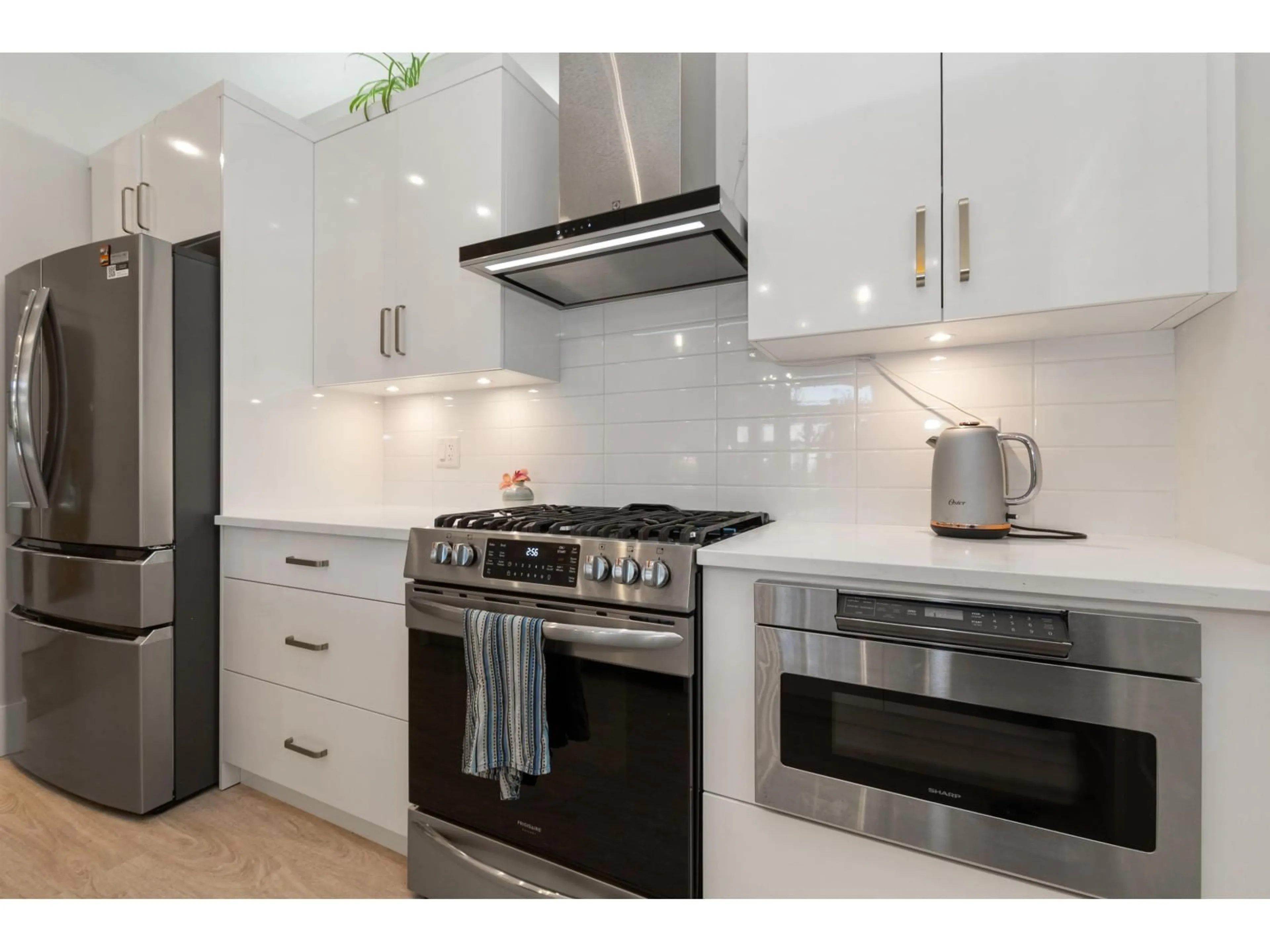 Contemporary kitchen, ceramic/tile floor for 601 - 45745 WATSON ROAD, Chilliwack British Columbia V2R6K3