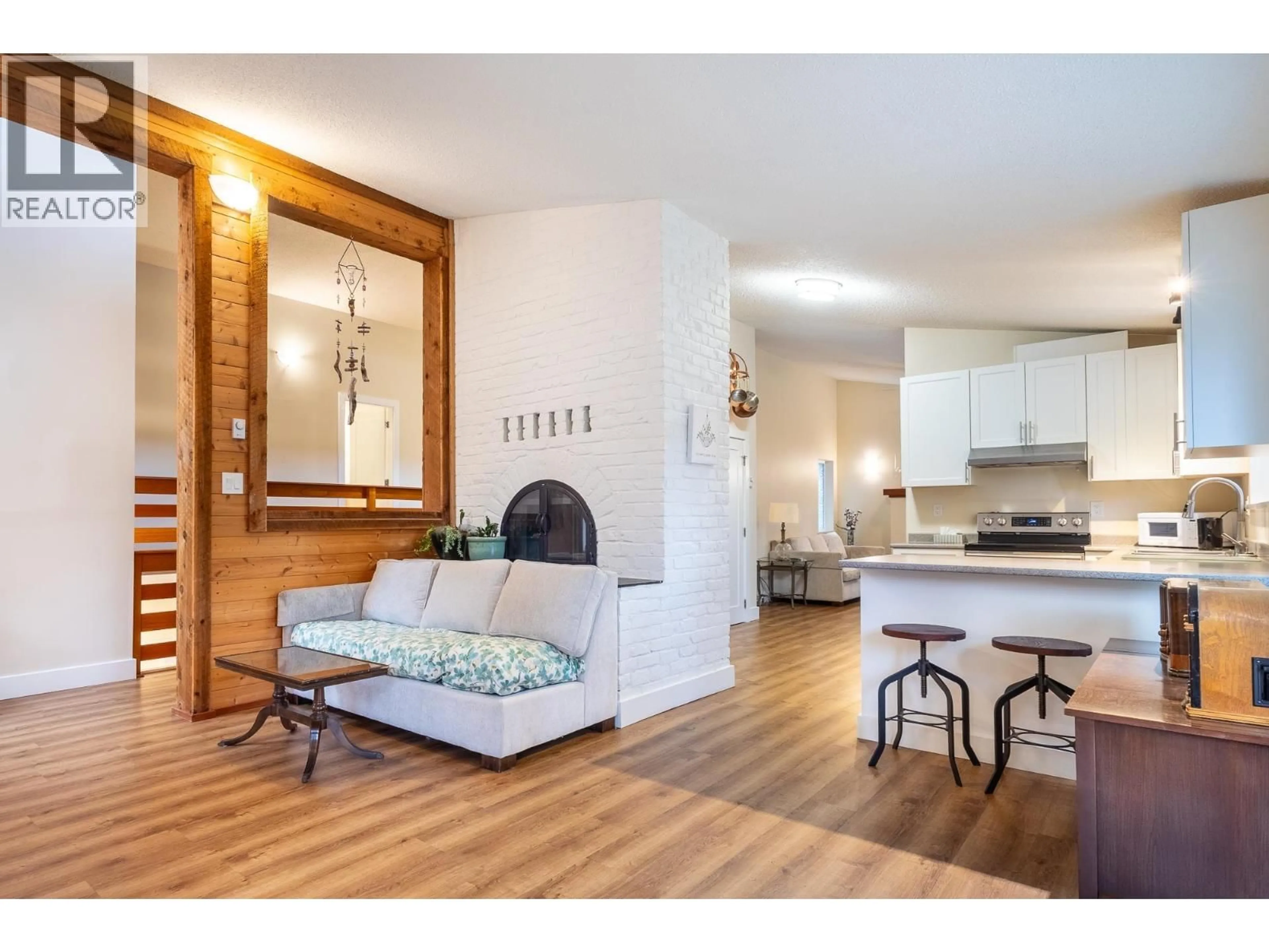 Living room with furniture, wood/laminate floor for 914 GOWER POINT ROAD, Gibsons British Columbia V0N1V3