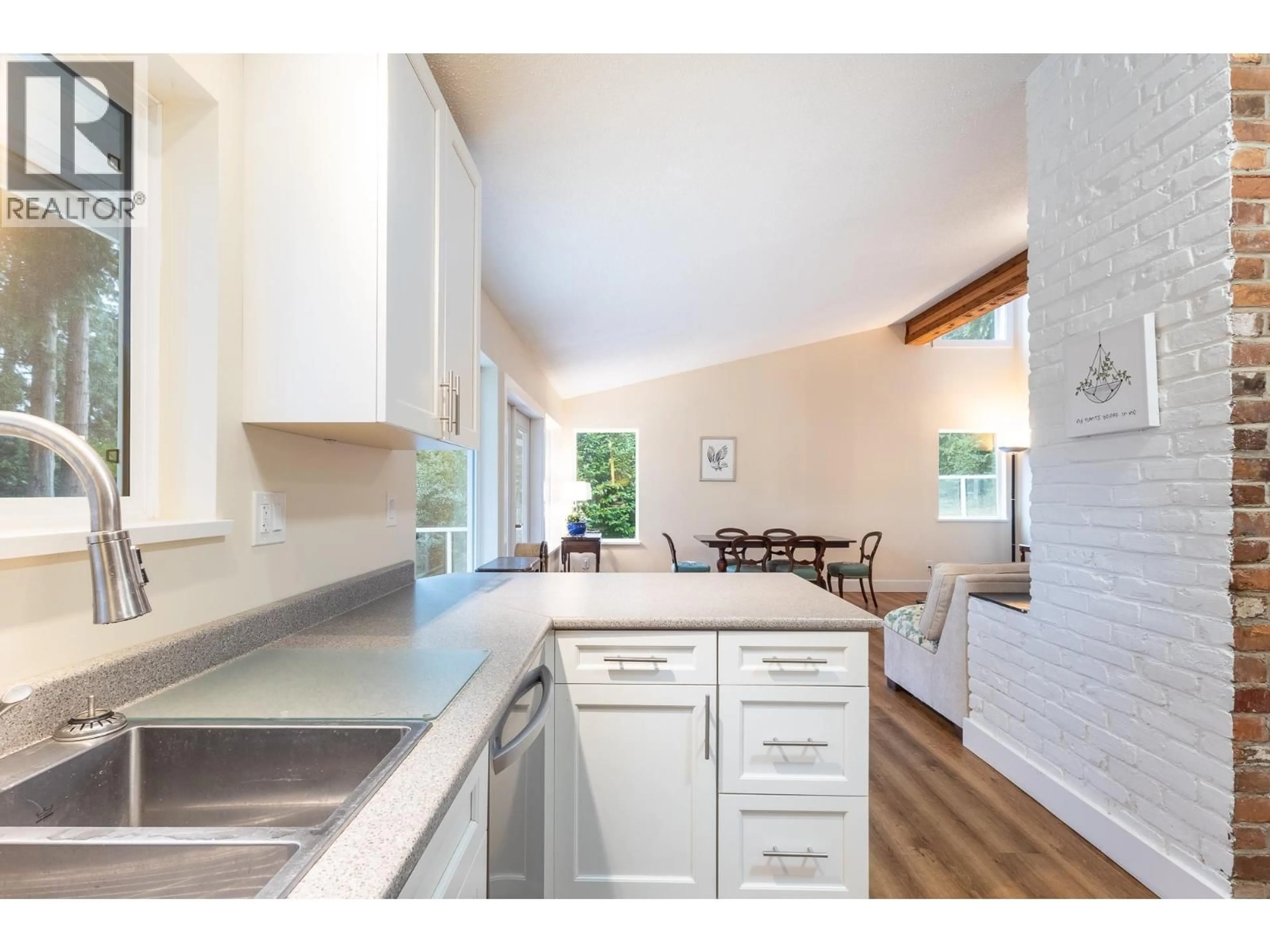 Open concept kitchen, unknown for 914 GOWER POINT ROAD, Gibsons British Columbia V0N1V3