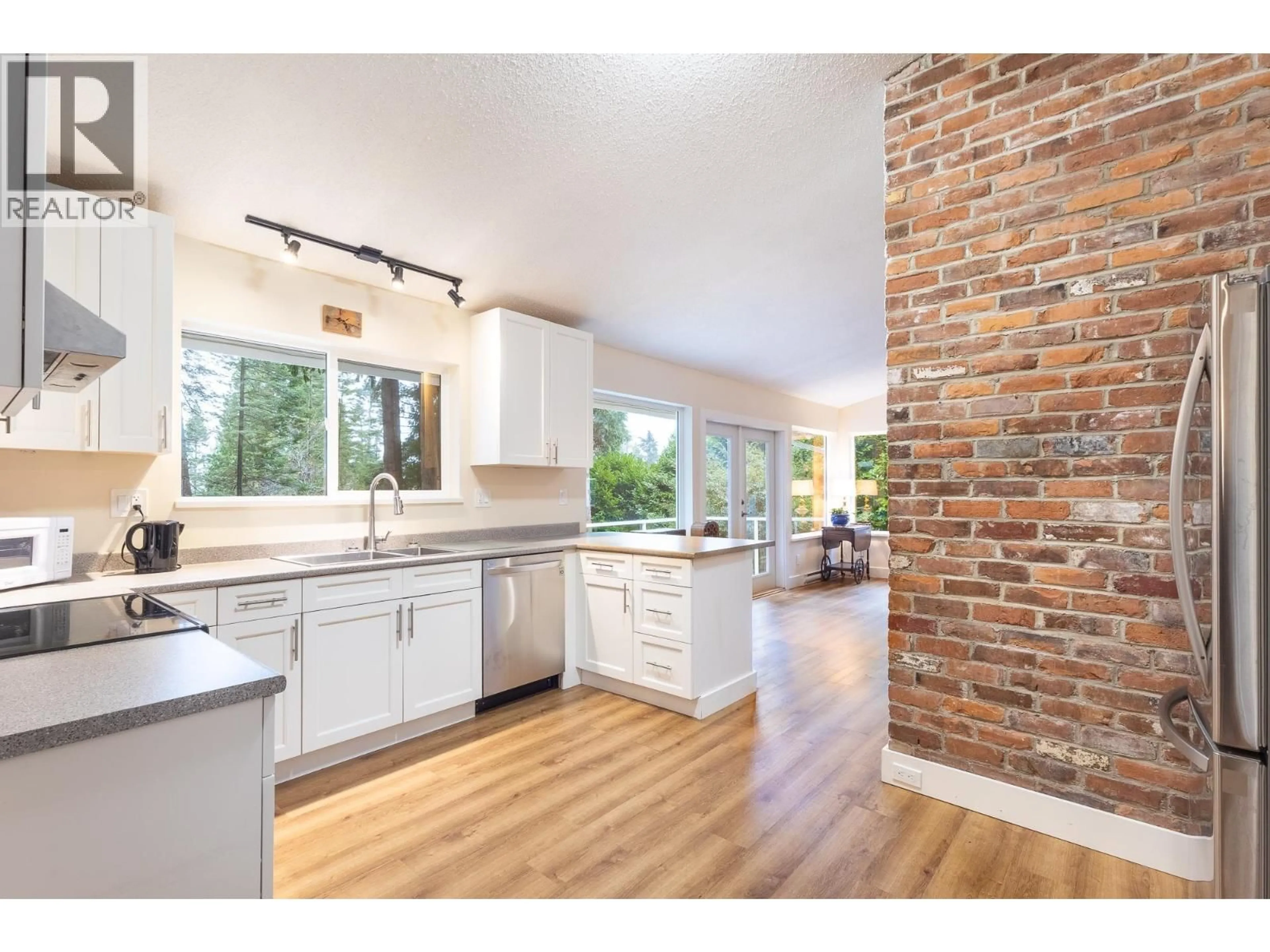 Open concept kitchen, unknown for 914 GOWER POINT ROAD, Gibsons British Columbia V0N1V3