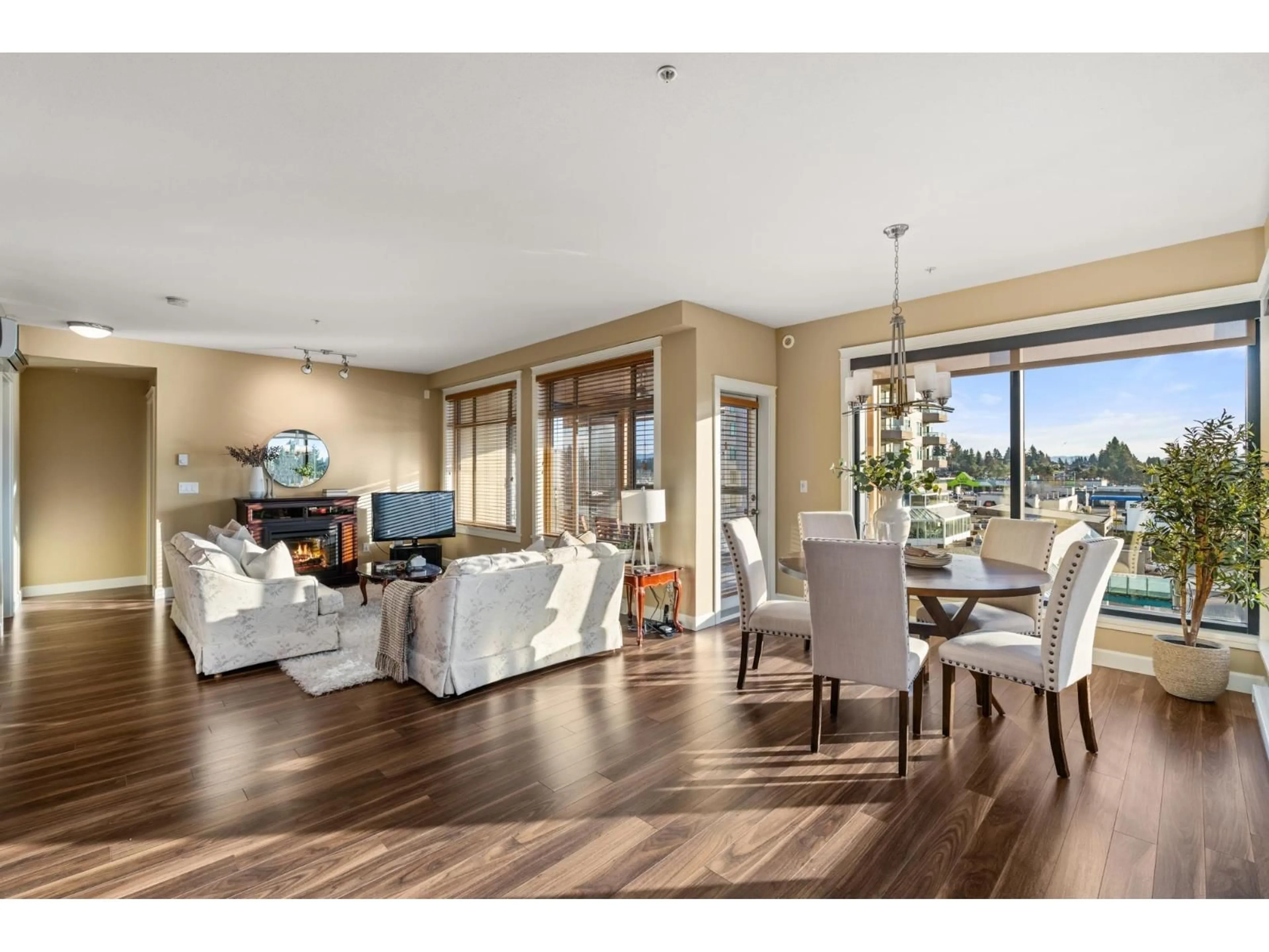 Living room with furniture, wood/laminate floor for 526 - 2860 TRETHEWEY STREET, Abbotsford British Columbia V2T0G5