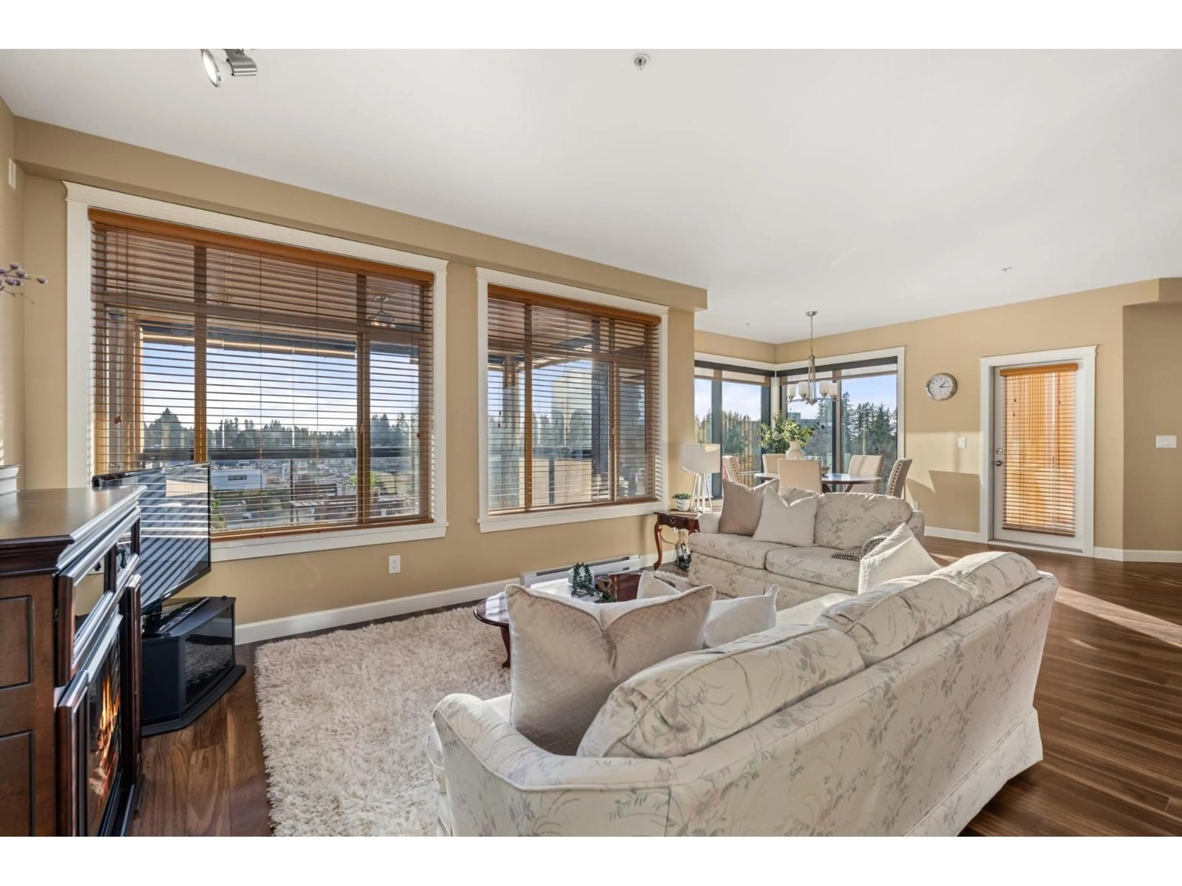 Living room with furniture, unknown for 526 - 2860 TRETHEWEY STREET, Abbotsford British Columbia V2T0G5