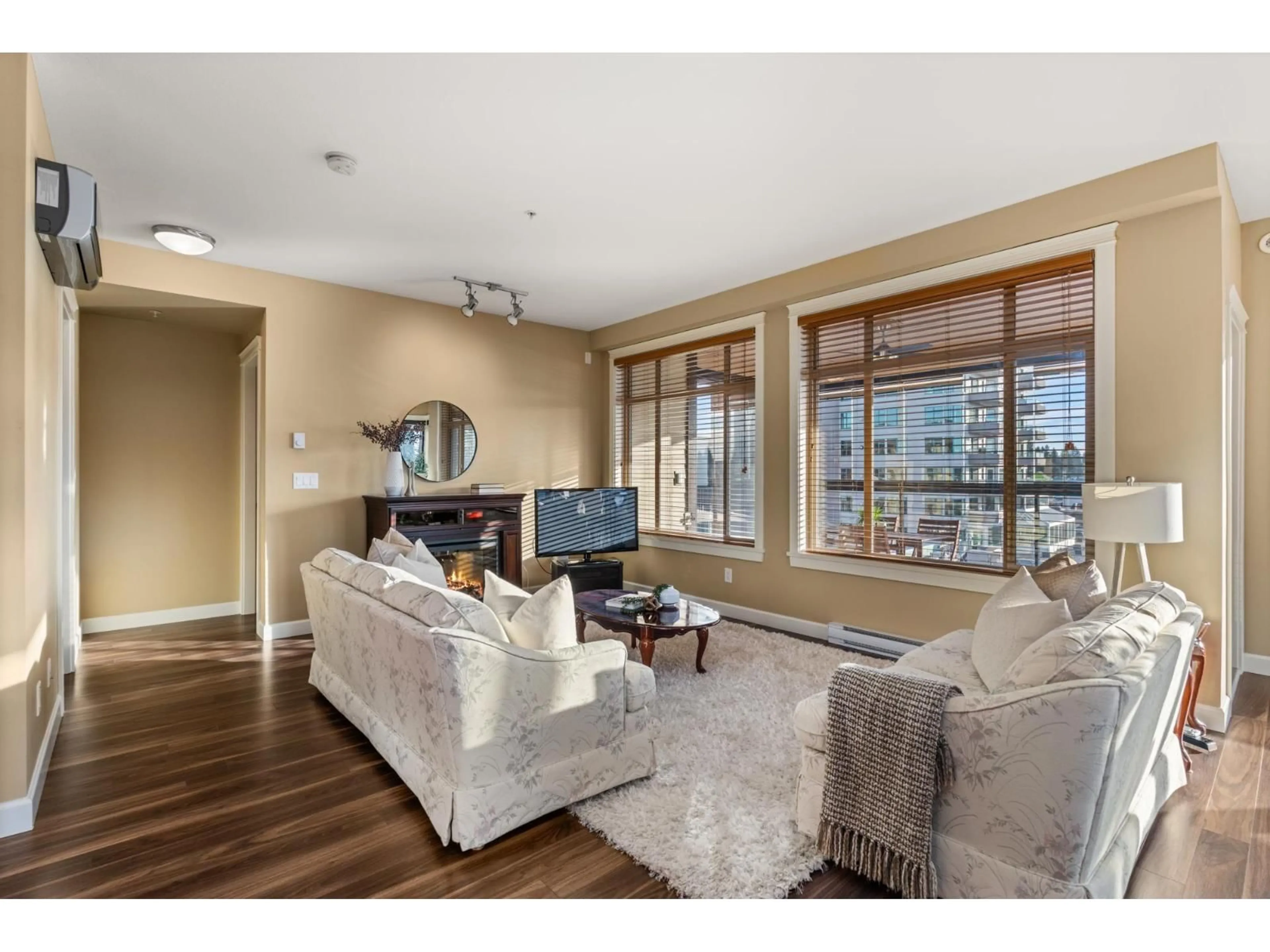 Living room with furniture, wood/laminate floor for 526 - 2860 TRETHEWEY STREET, Abbotsford British Columbia V2T0G5