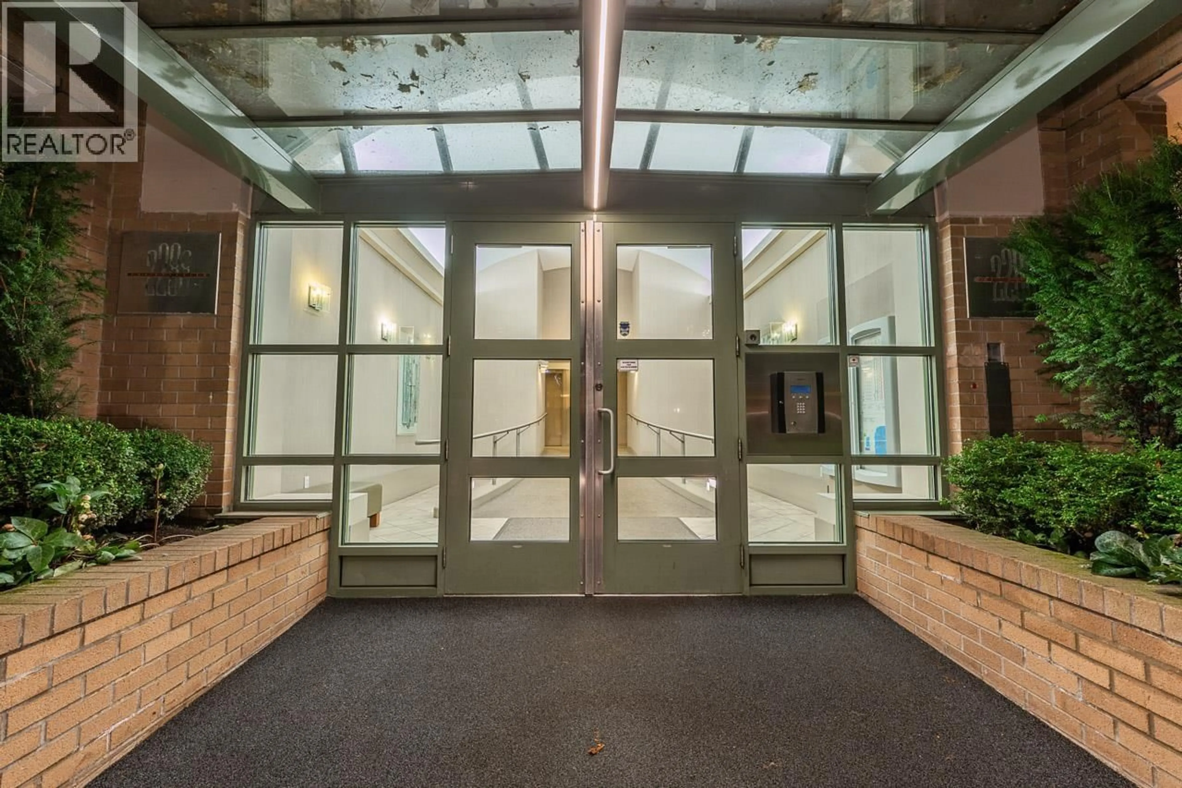 Indoor foyer for 404 - 2288 PINE ST, West Vancouver British Columbia V6J5G4