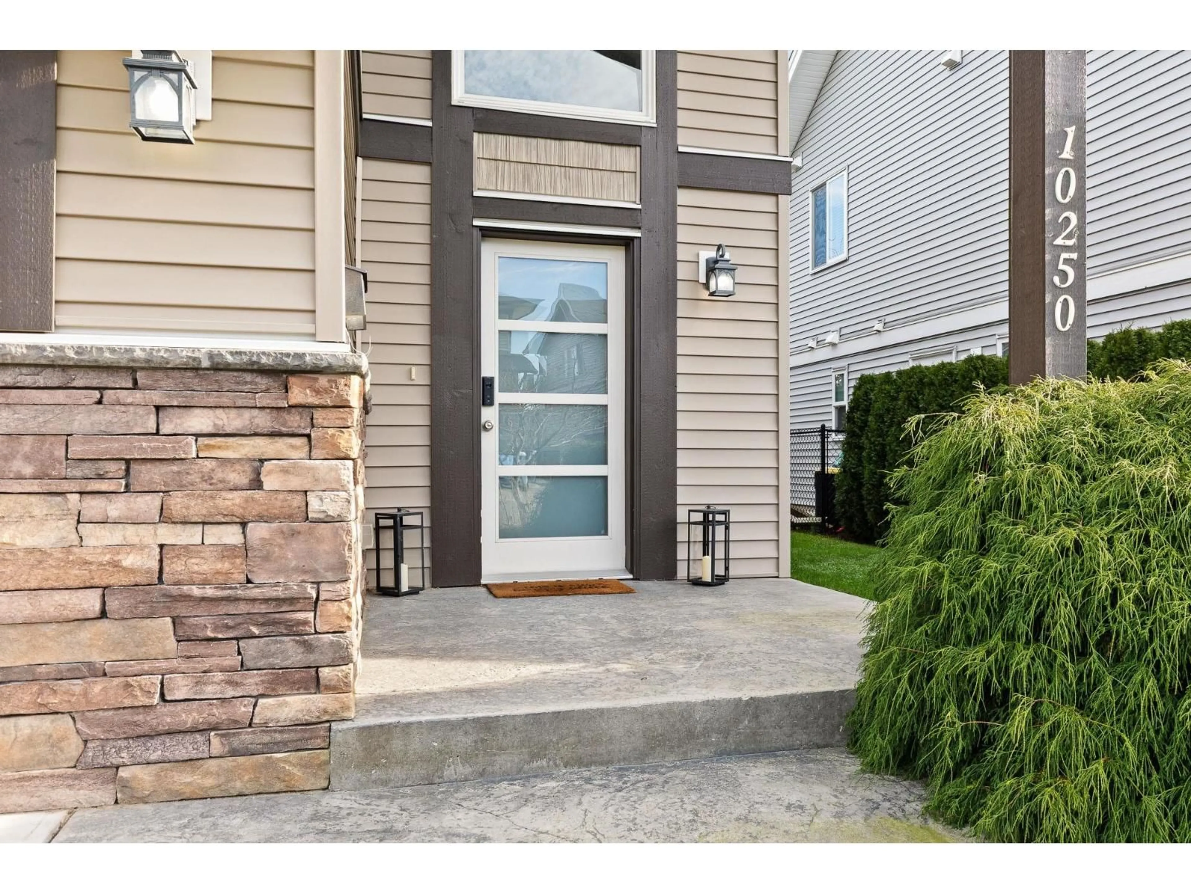 Indoor entryway for 10250 MANOR DRIVE, Chilliwack British Columbia V2P5Y8