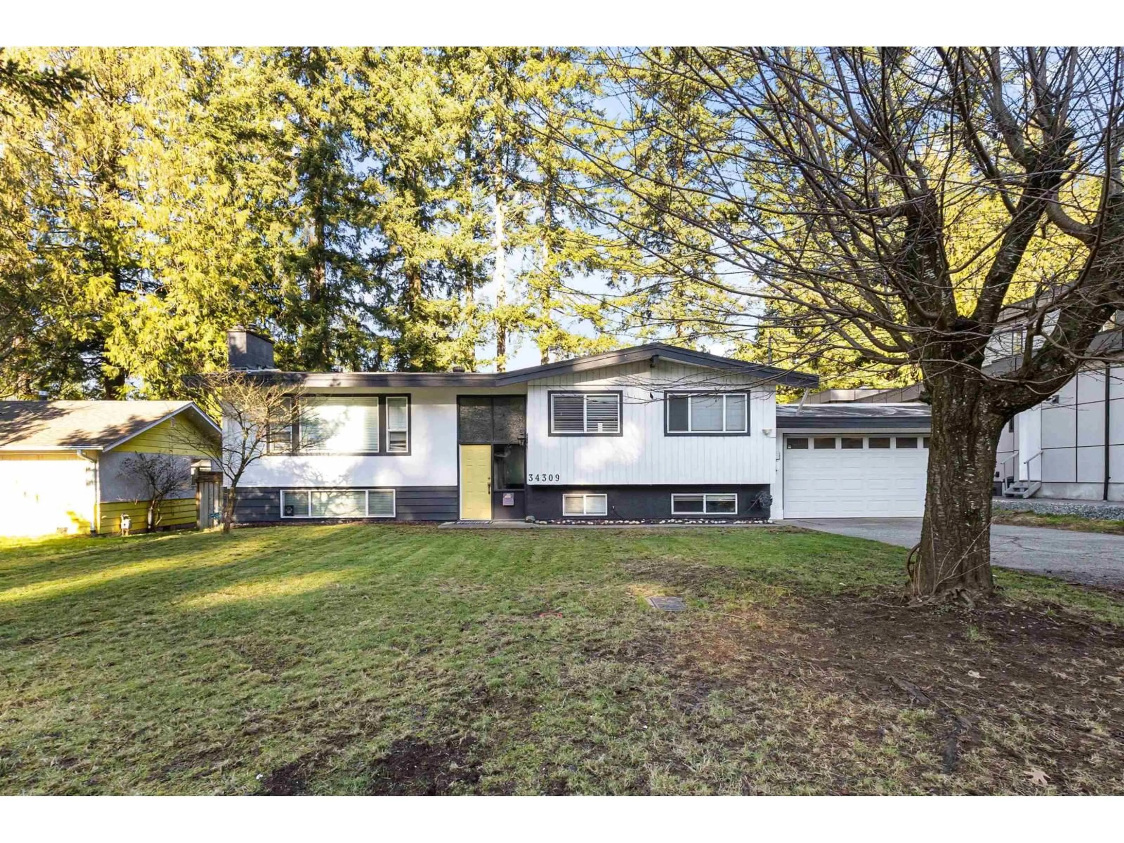 Home with vinyl exterior material, street for 34309 GREEN AVENUE, Abbotsford British Columbia V2S2T1