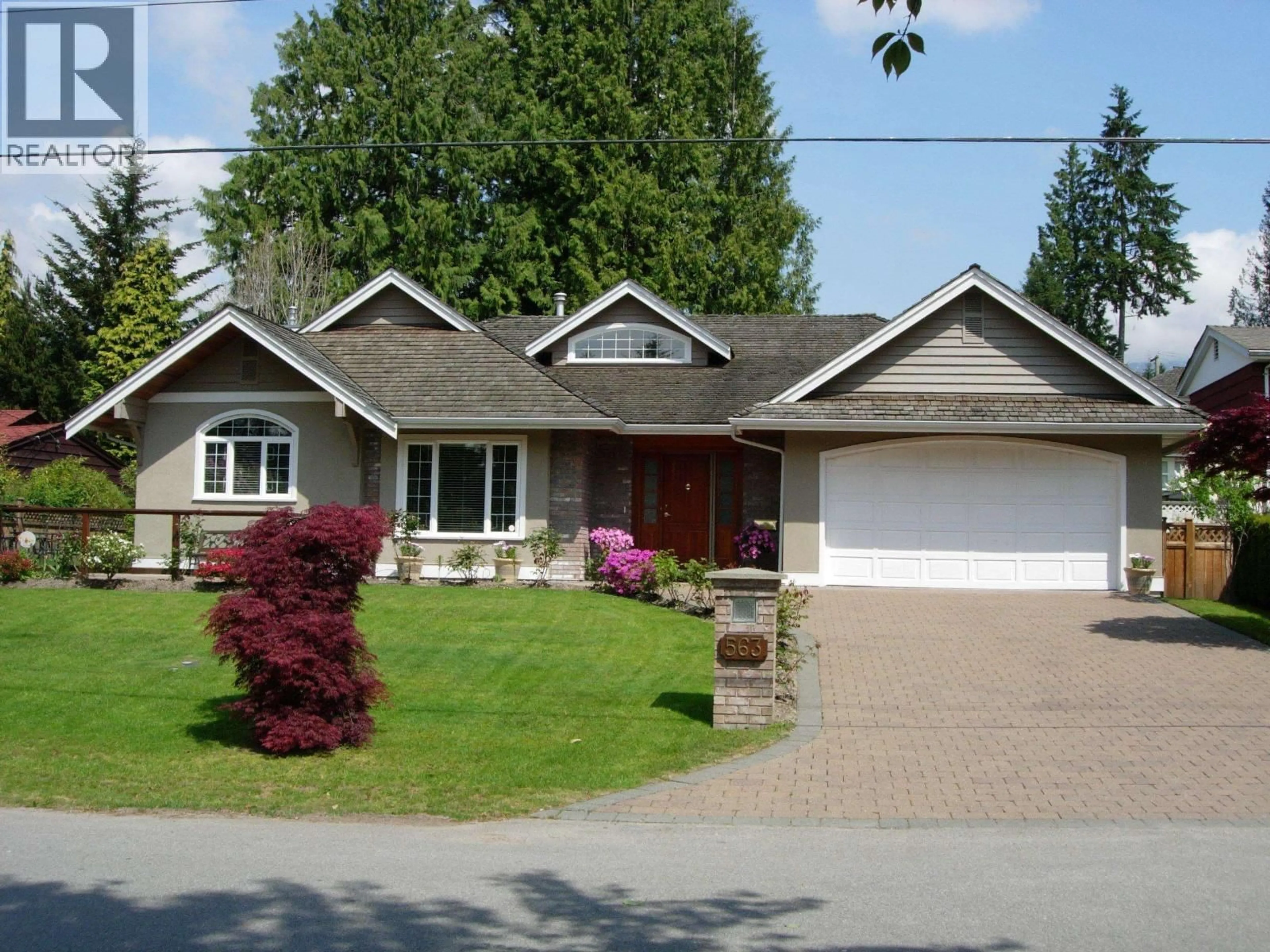Home with vinyl exterior material, street for 563 ESQUIMALT AVENUE, West Vancouver British Columbia V7T1J3