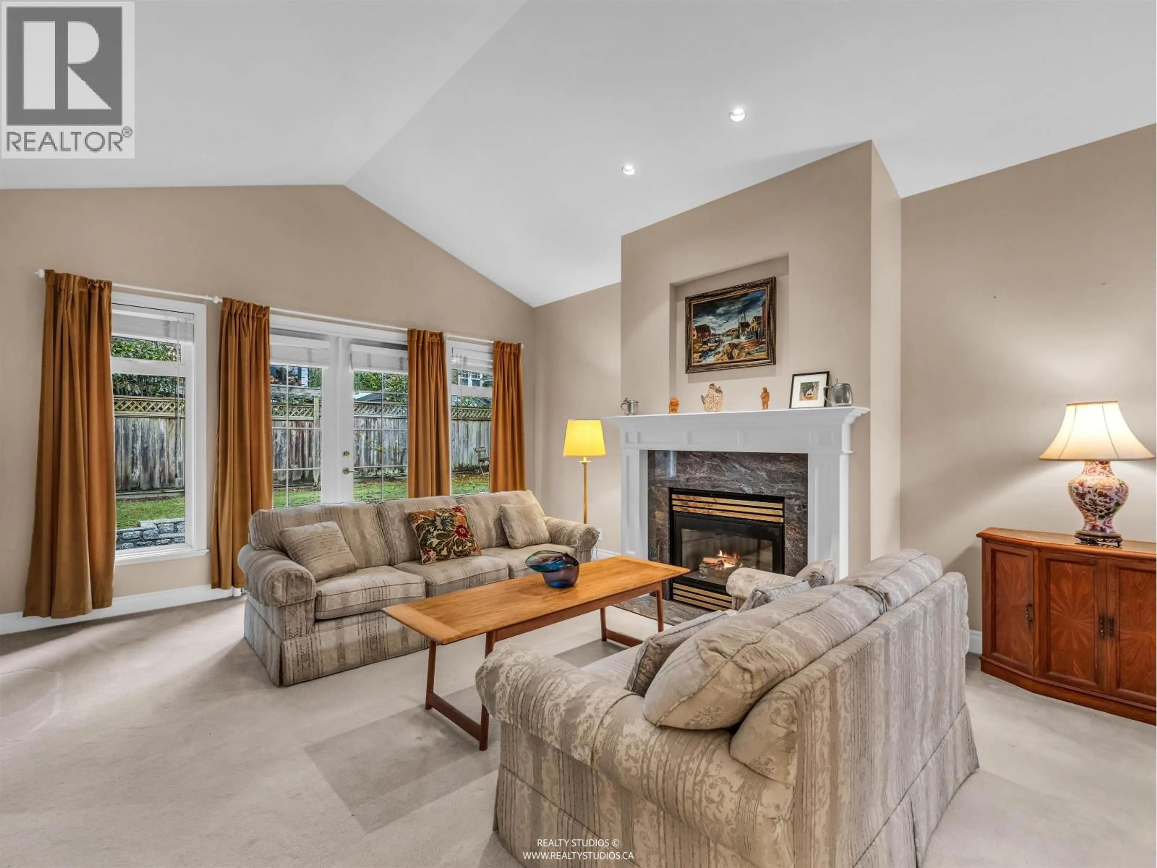 Living room with furniture, unknown for 563 ESQUIMALT AVENUE, West Vancouver British Columbia V7T1J3