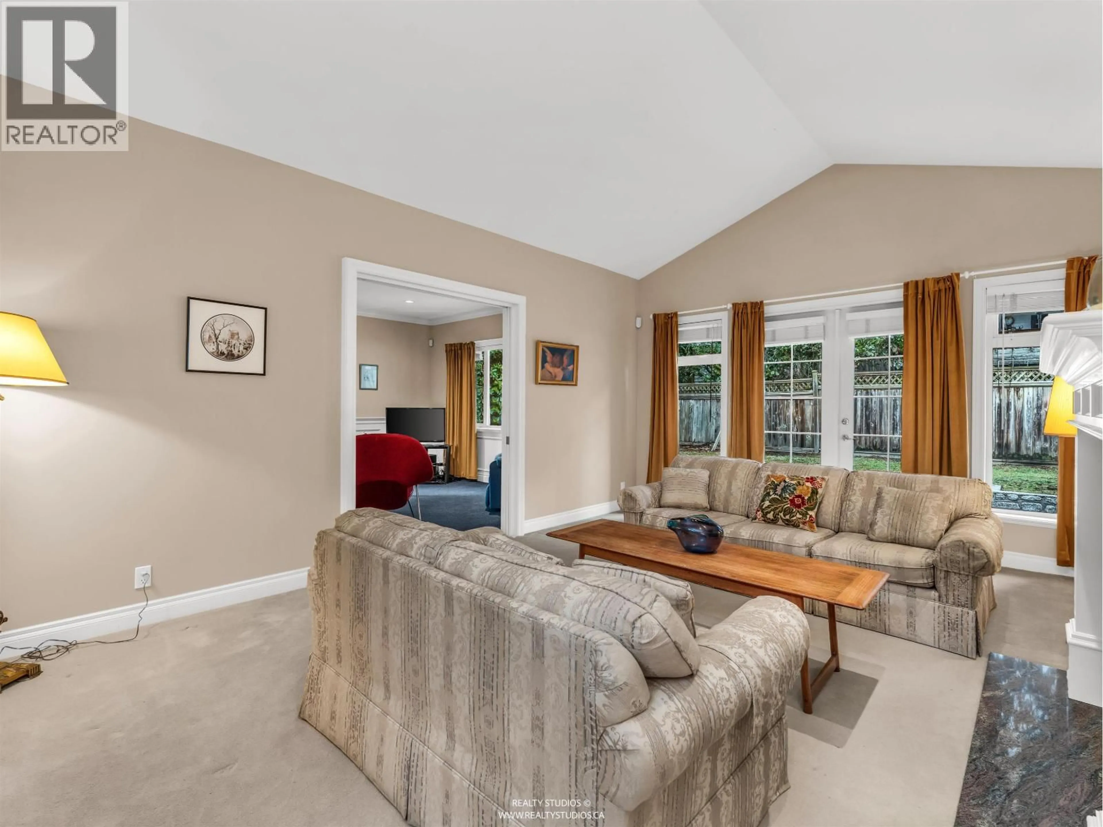 Living room with furniture, unknown for 563 ESQUIMALT AVENUE, West Vancouver British Columbia V7T1J3