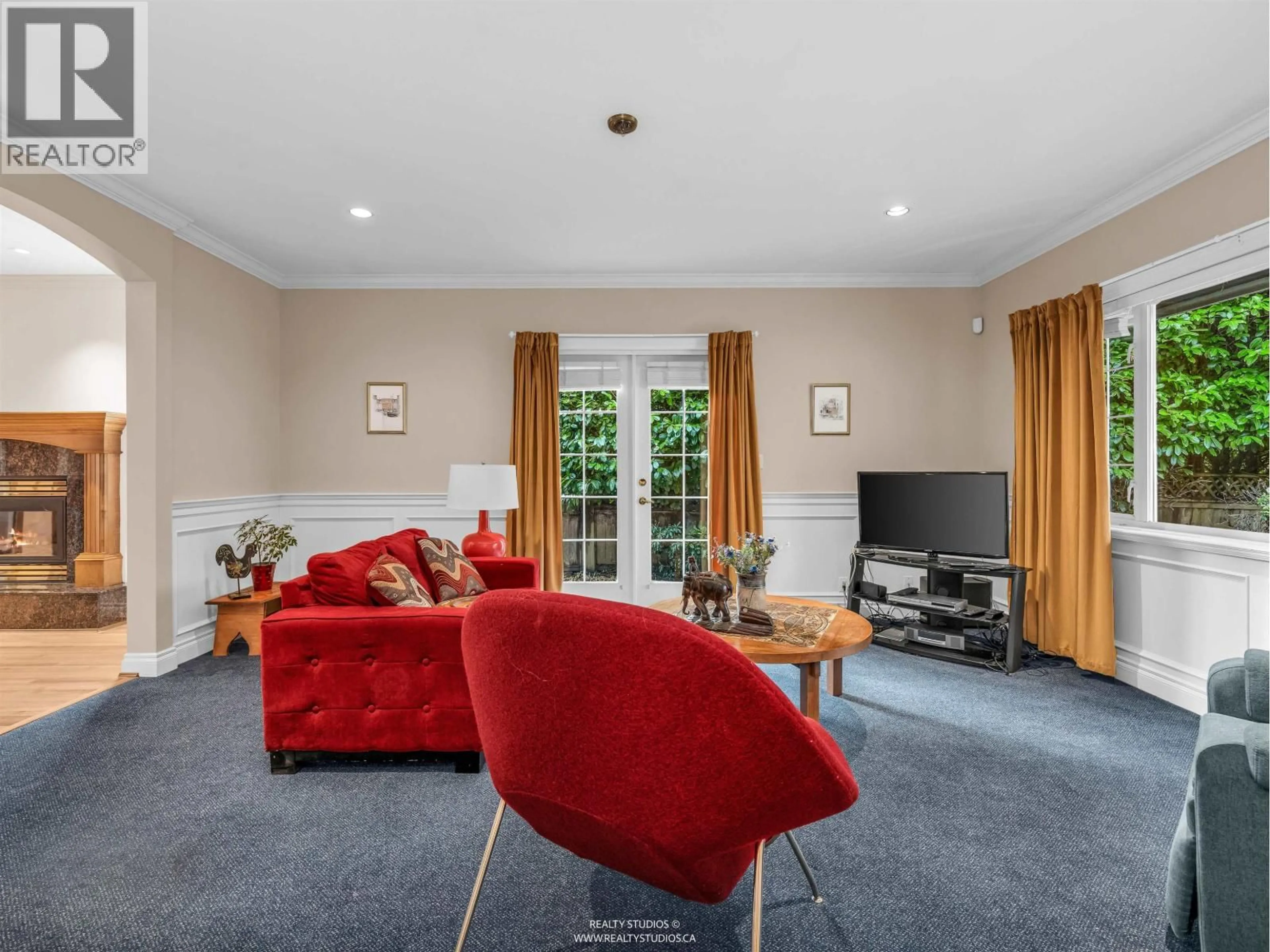 Living room with furniture, carpet floor for 563 ESQUIMALT AVENUE, West Vancouver British Columbia V7T1J3