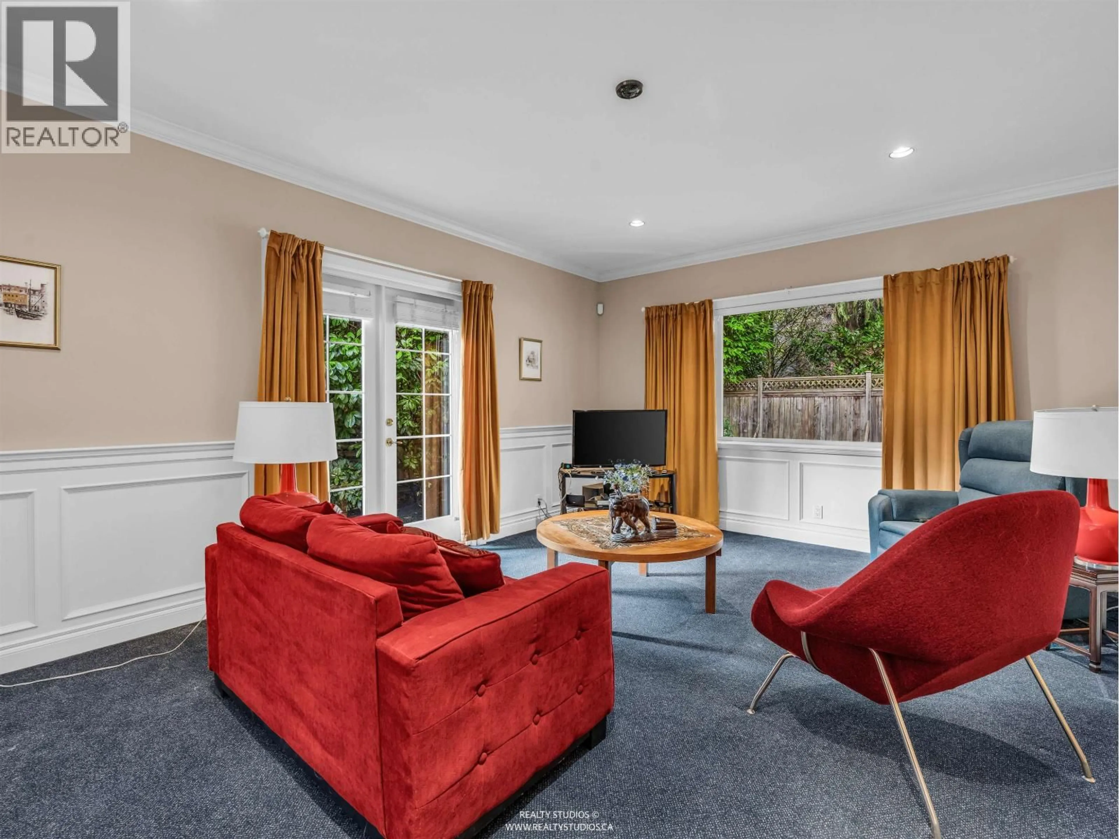 Living room with furniture, carpet floor for 563 ESQUIMALT AVENUE, West Vancouver British Columbia V7T1J3